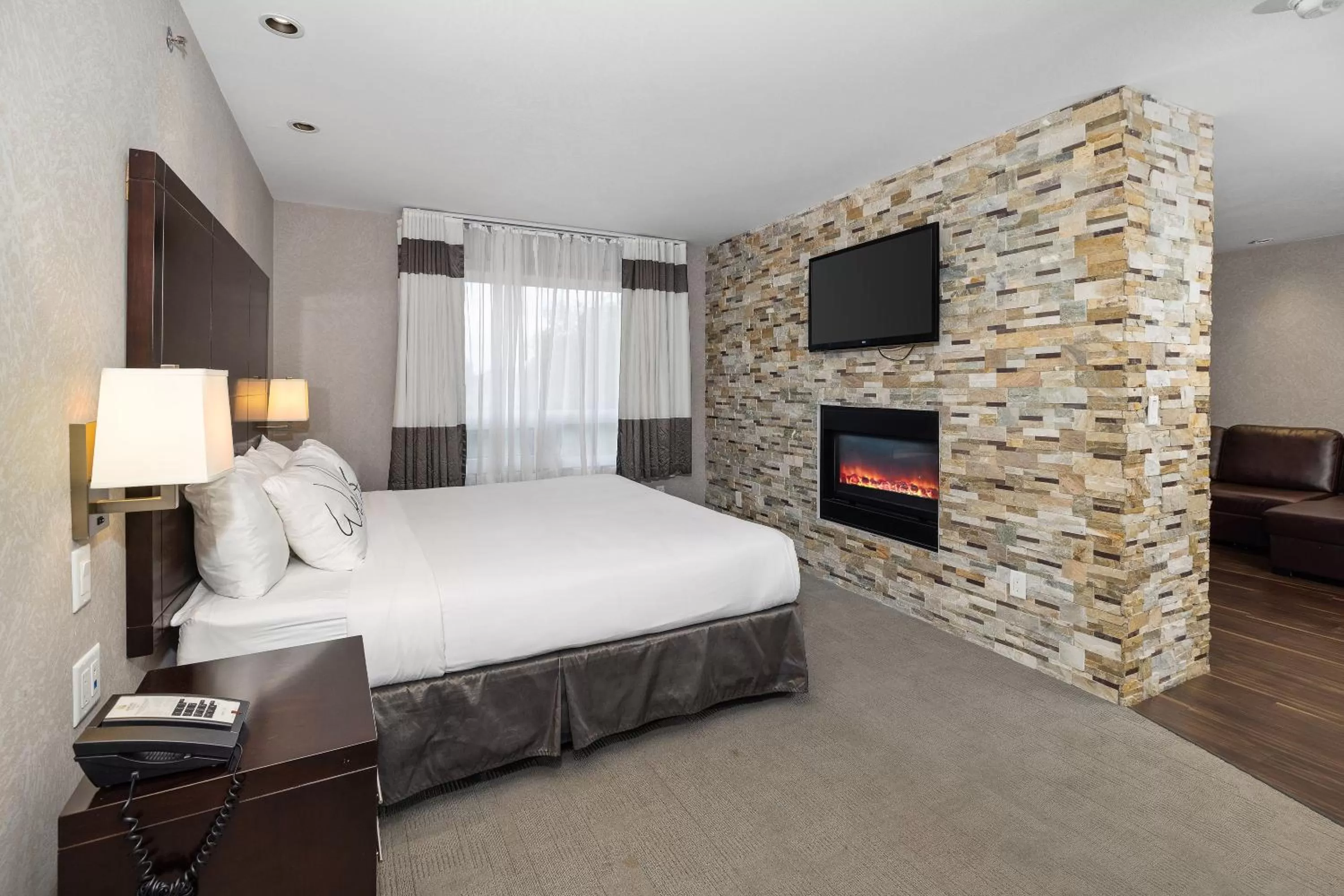 Photo of the whole room, Bed in Home Inn & Suites Yorkton