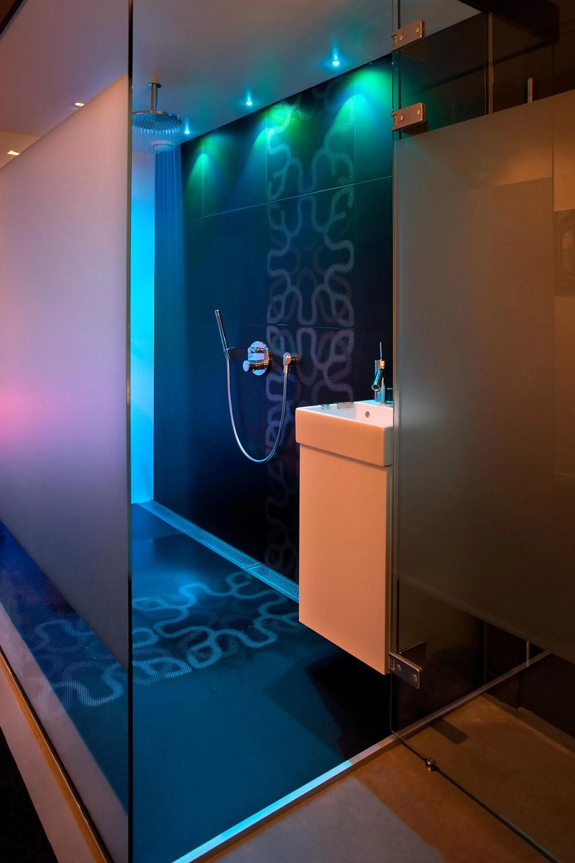 Shower in B&B Snooz Inn