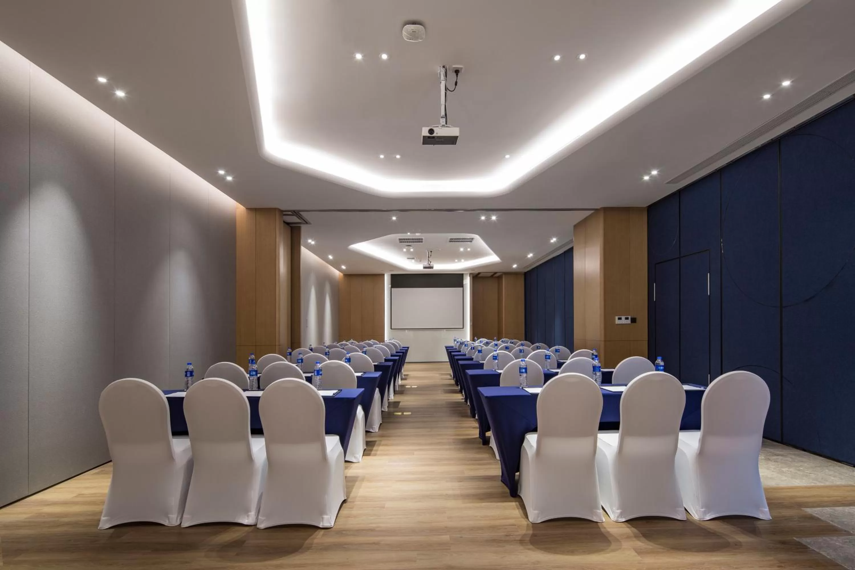 Meeting/conference room in Holiday Inn Express Shanghai Kangqiao by IHG
