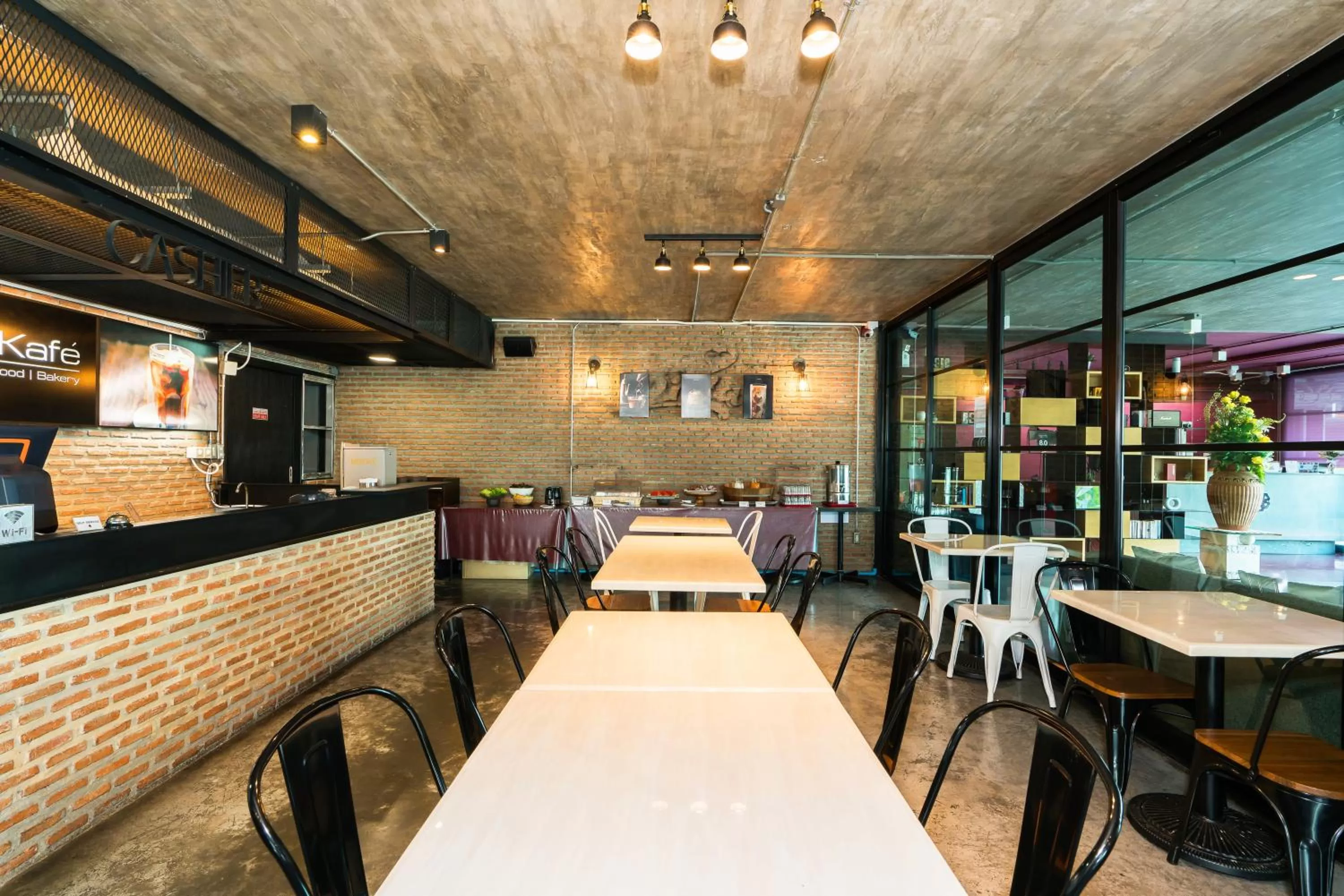 Restaurant/places to eat in De Botan Srinakarin Hotel & Residence