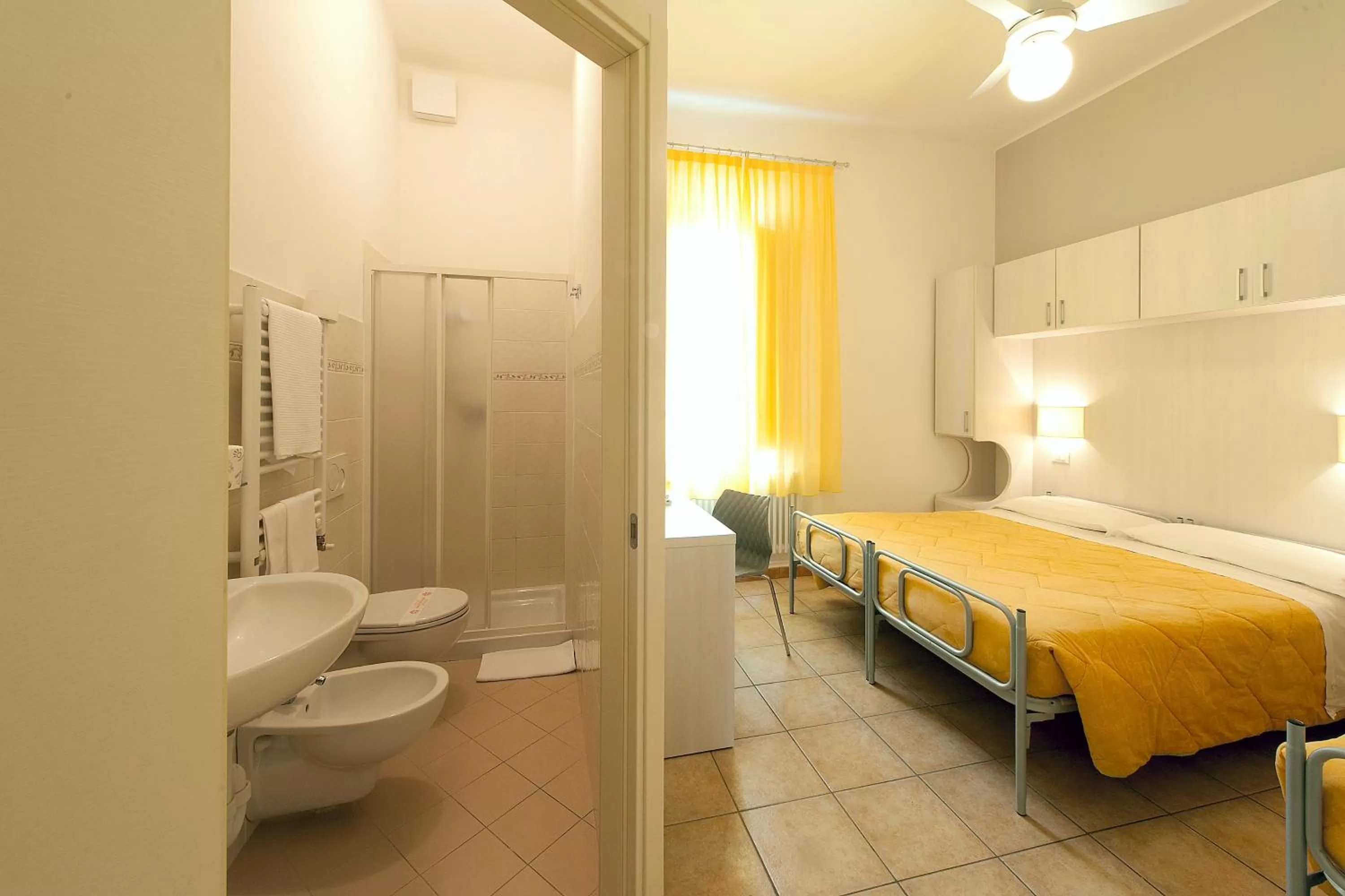 Bathroom, Bed in Hotel Gardenia