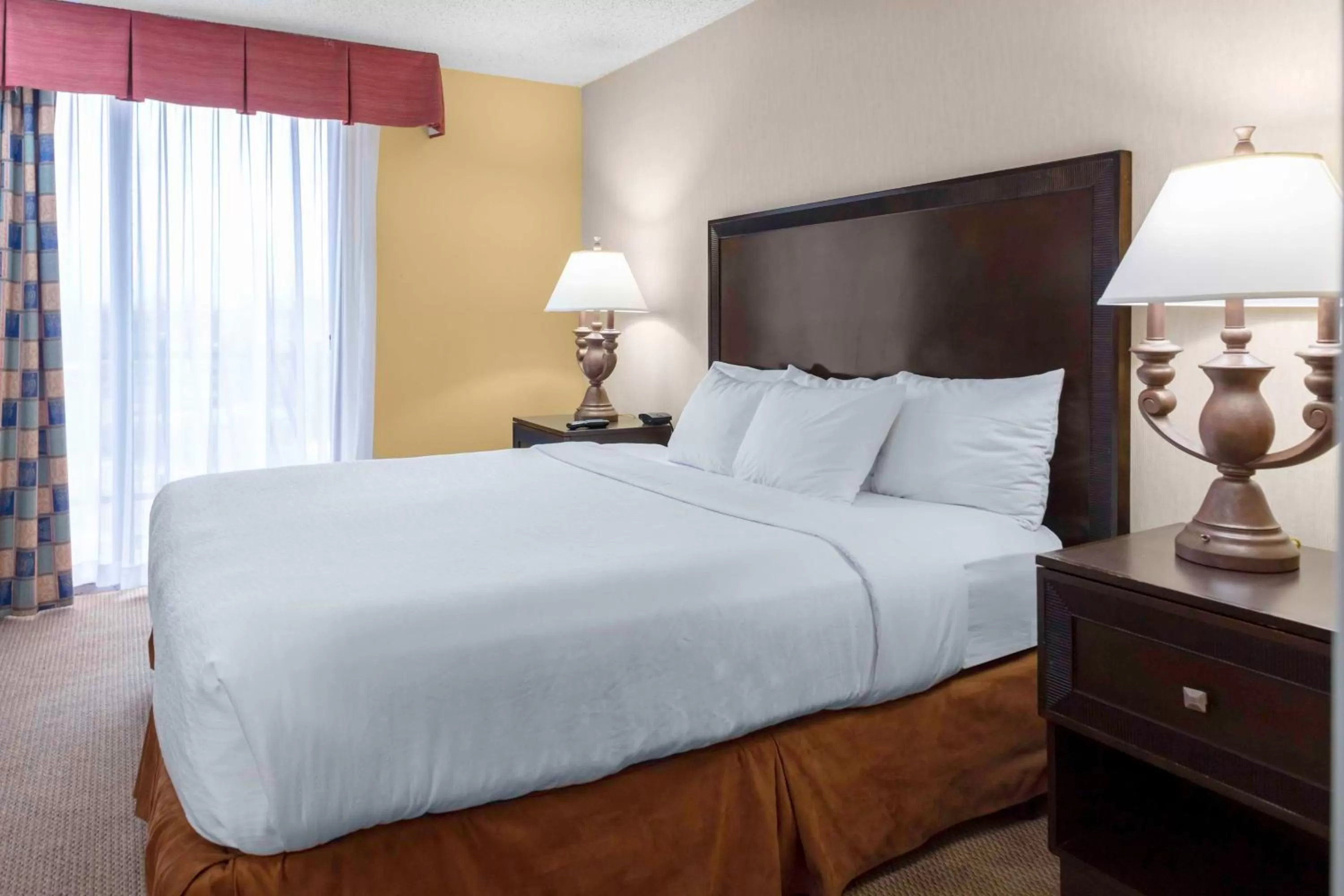 Bed in Embassy Suites by Hilton Kansas City Plaza