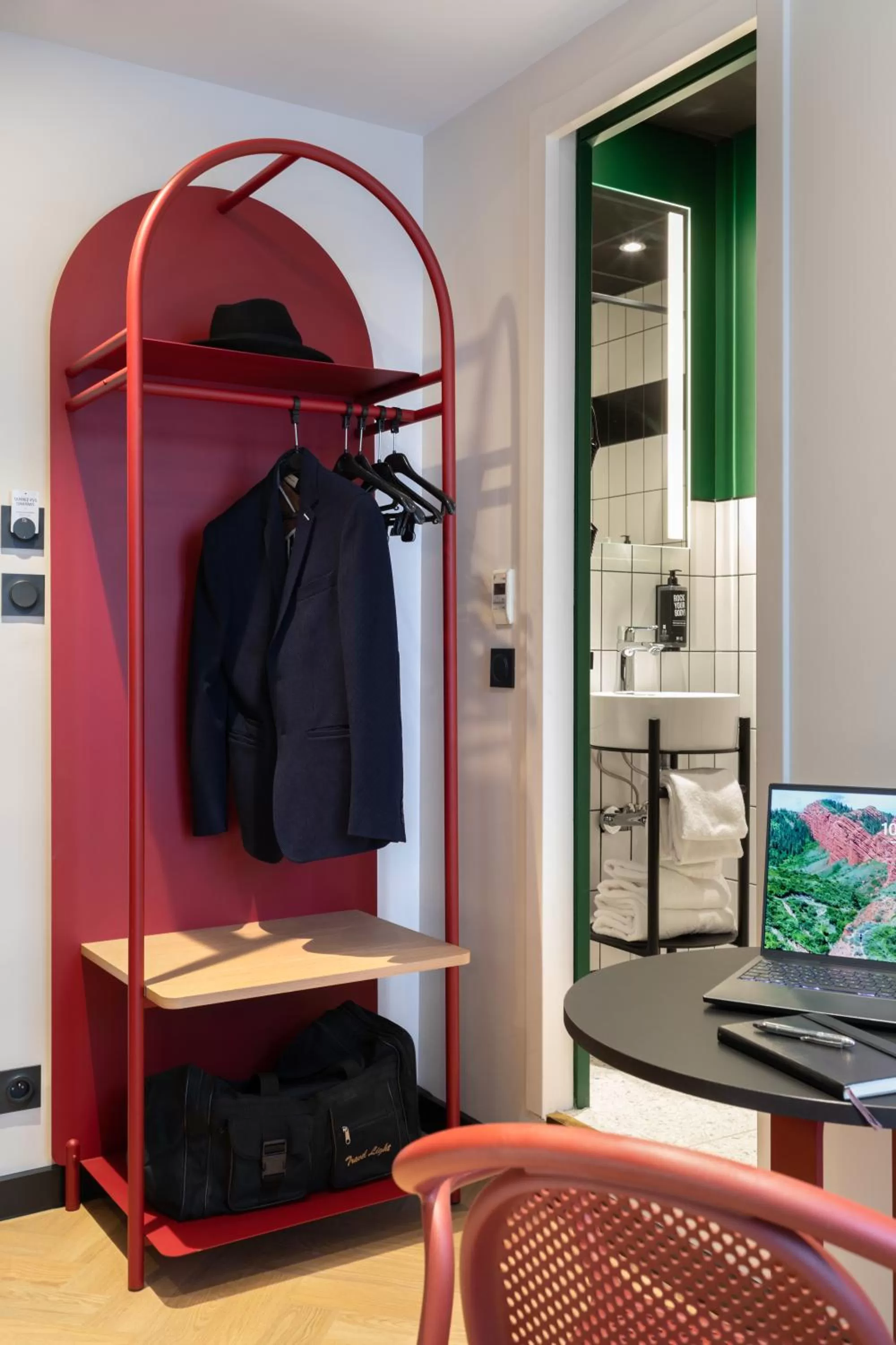 wardrobe in ibis Styles Dijon Central