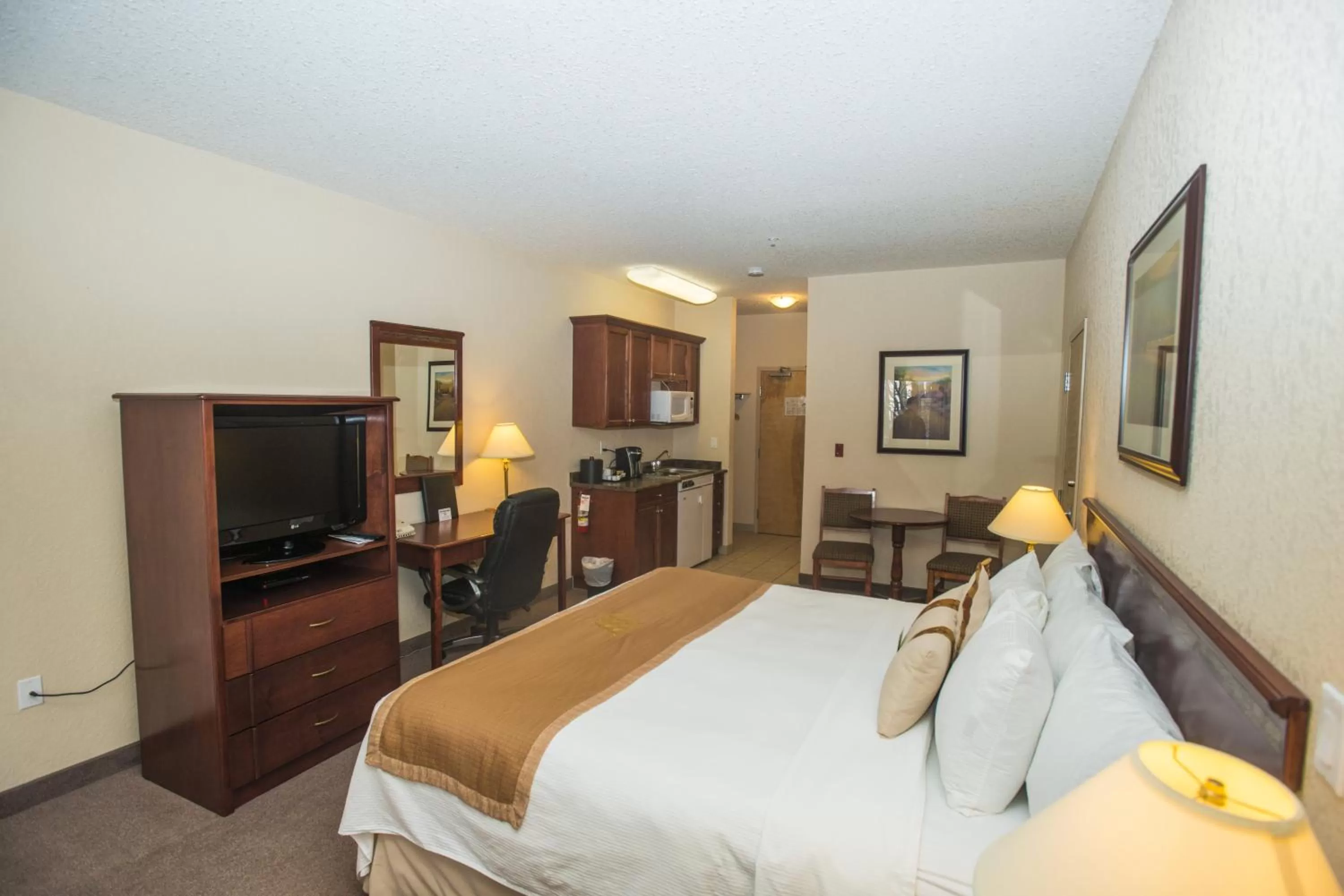 Bed in Lakeview Inns & Suites - Chetwynd