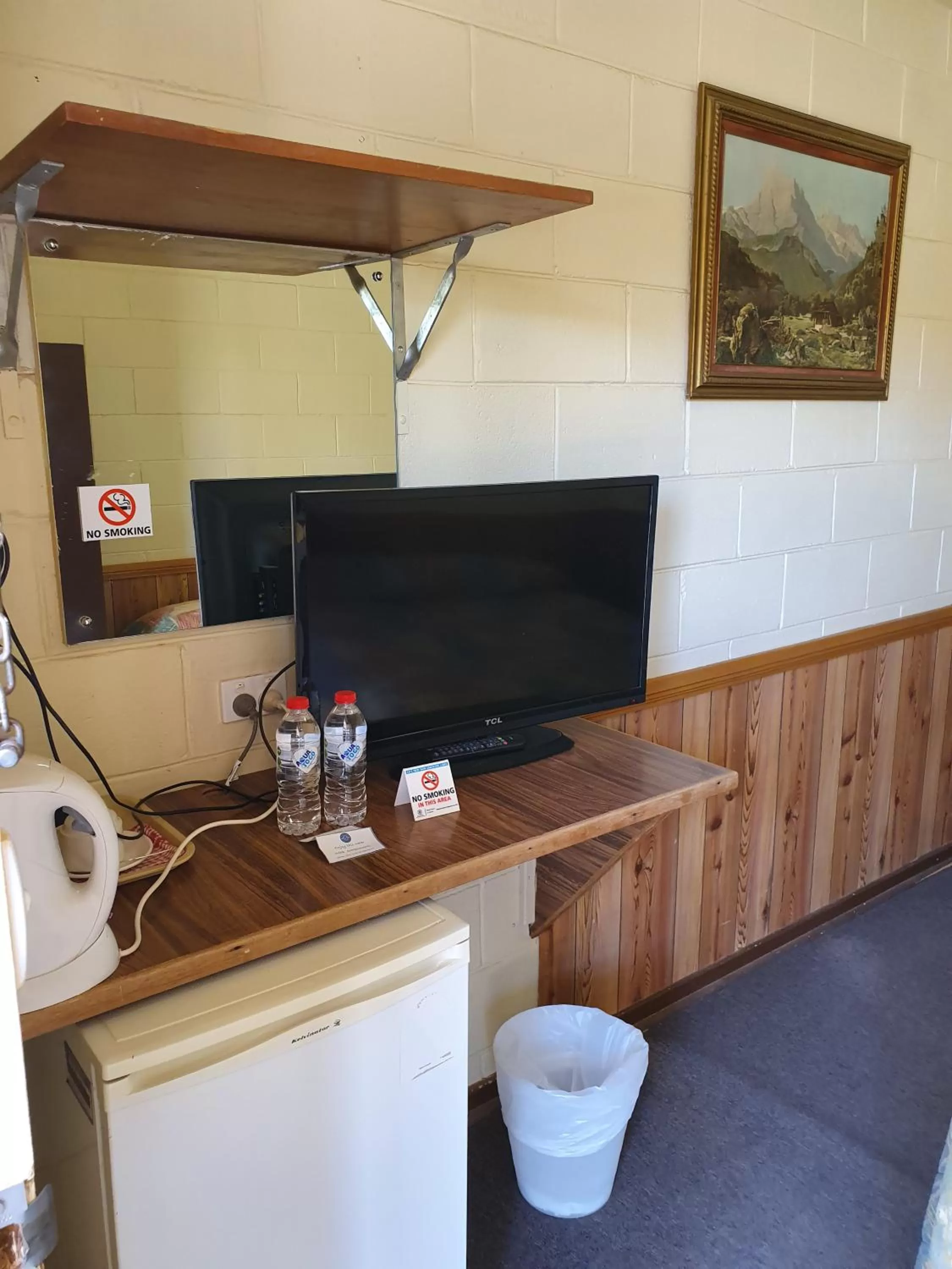 TV and multimedia in Opal Inn Hotel, Motel, Caravan Park
