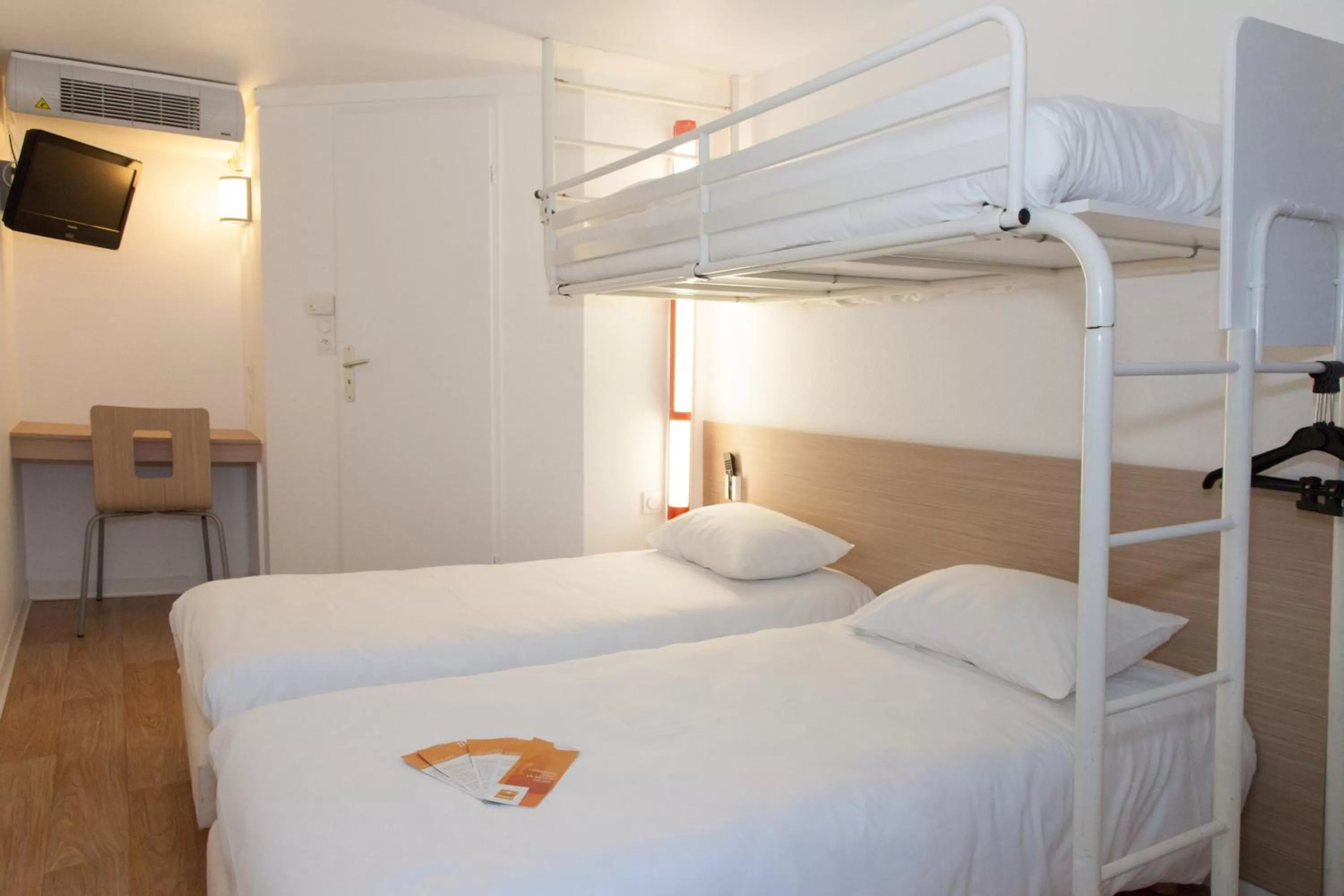 Triple Room (1 Double Bed + 1 Single Bed) in Premiere Classe Saint Malo St Jouan Des Guerets