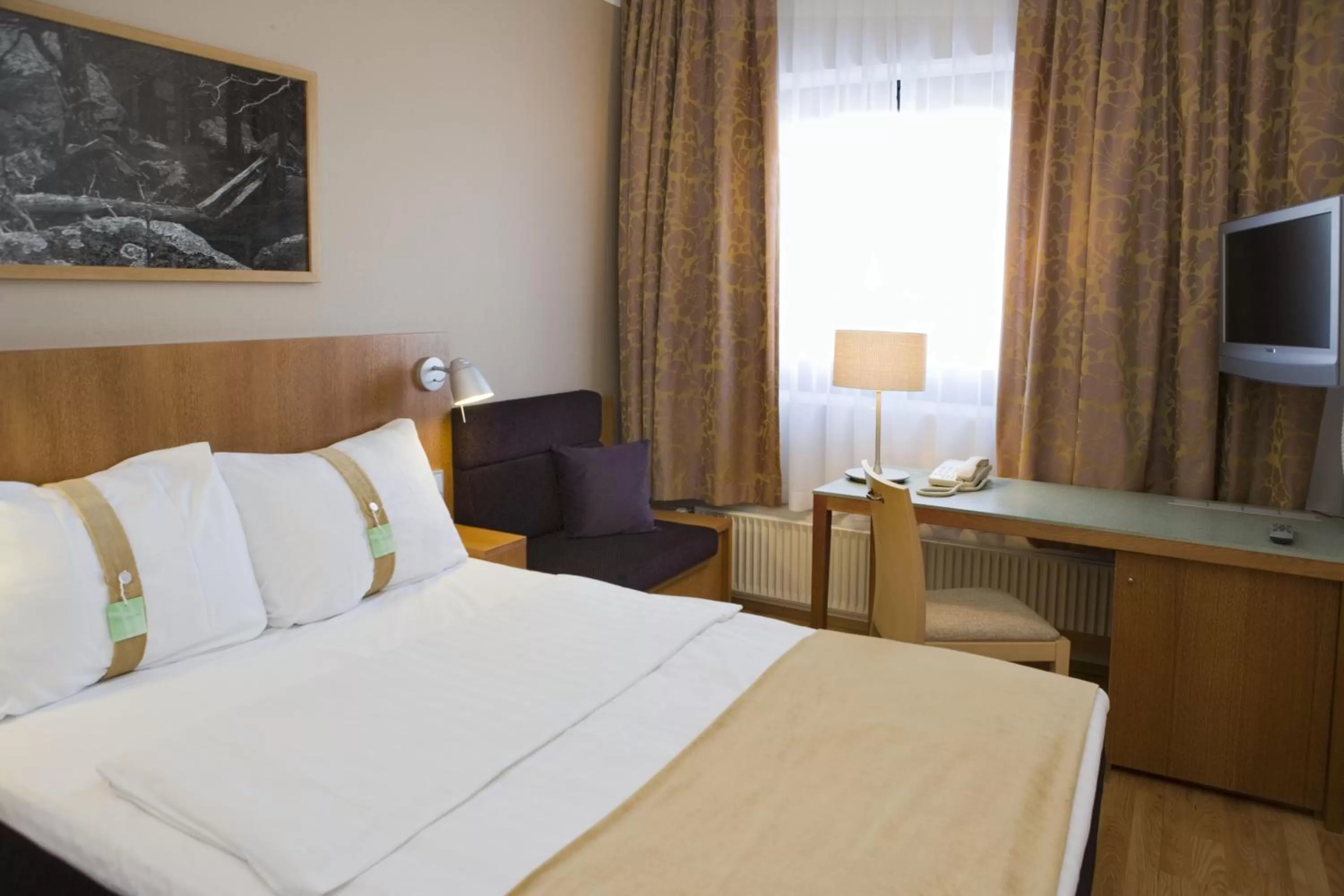 Photo of the whole room, Bed in Holiday Inn Helsinki-Vantaa Airport by IHG