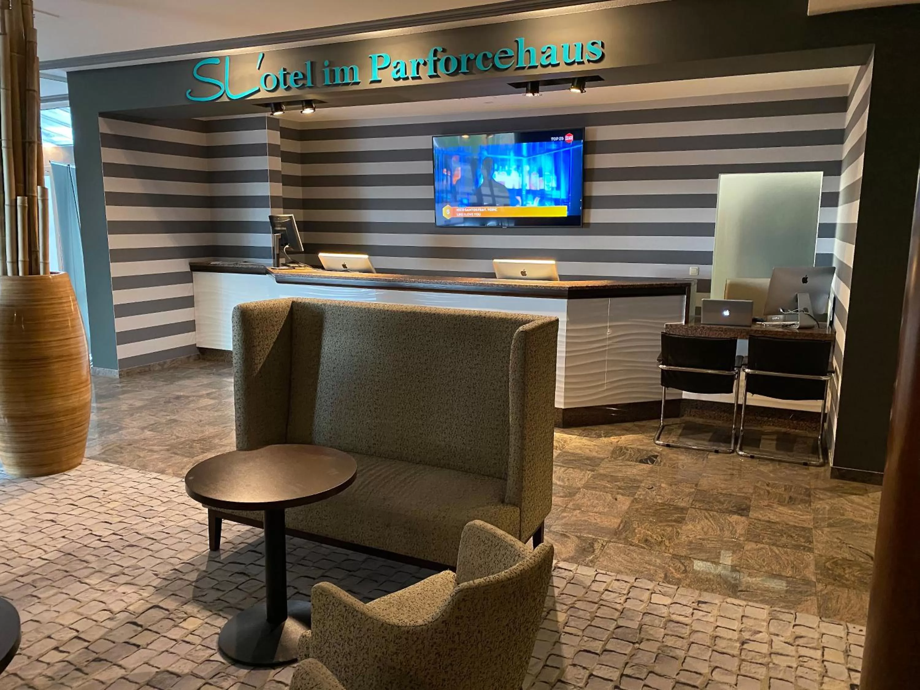 Lobby or reception in SL'otel im Parforcehaus