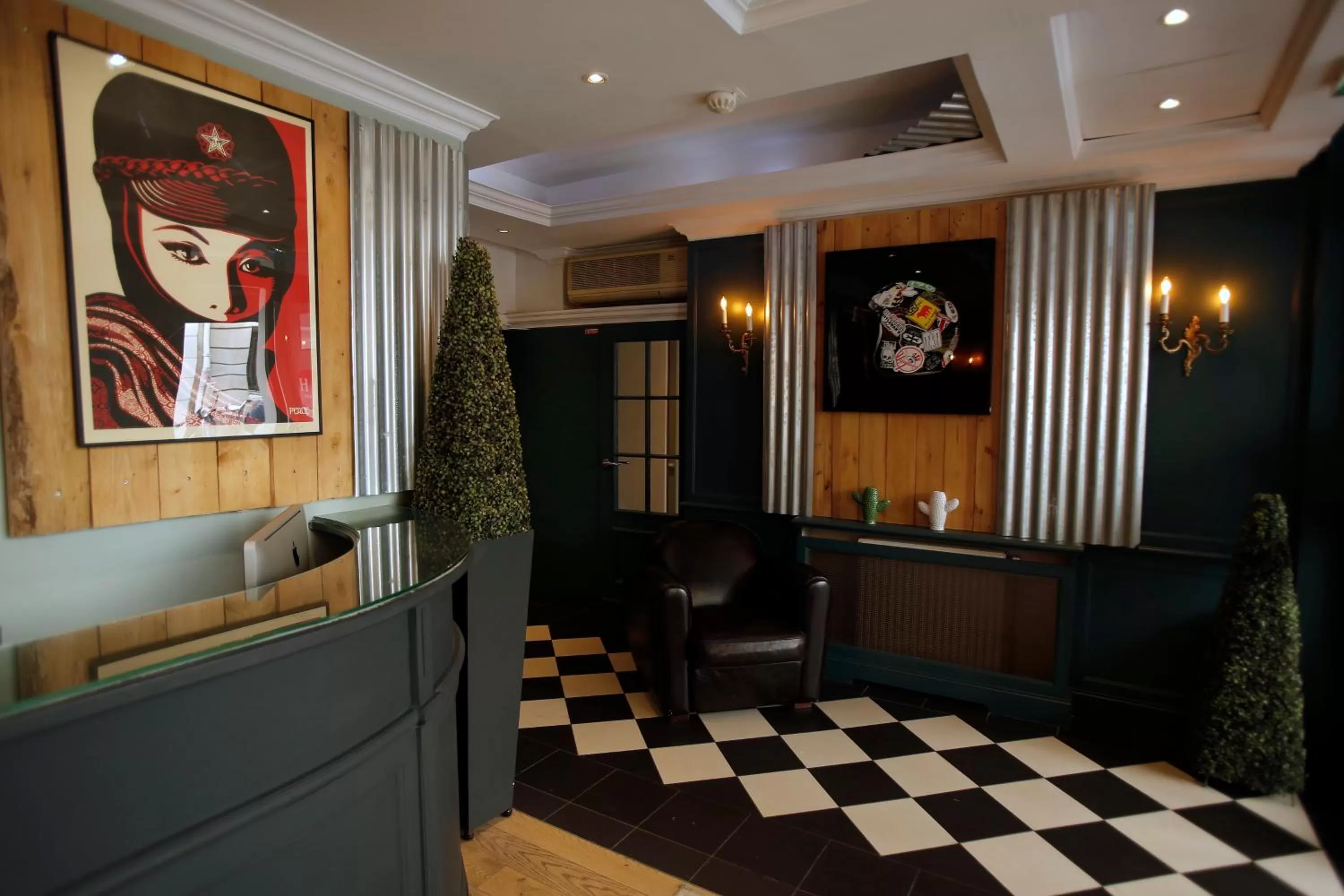 Decorative detail in Hôtel Etoile Trocadéro