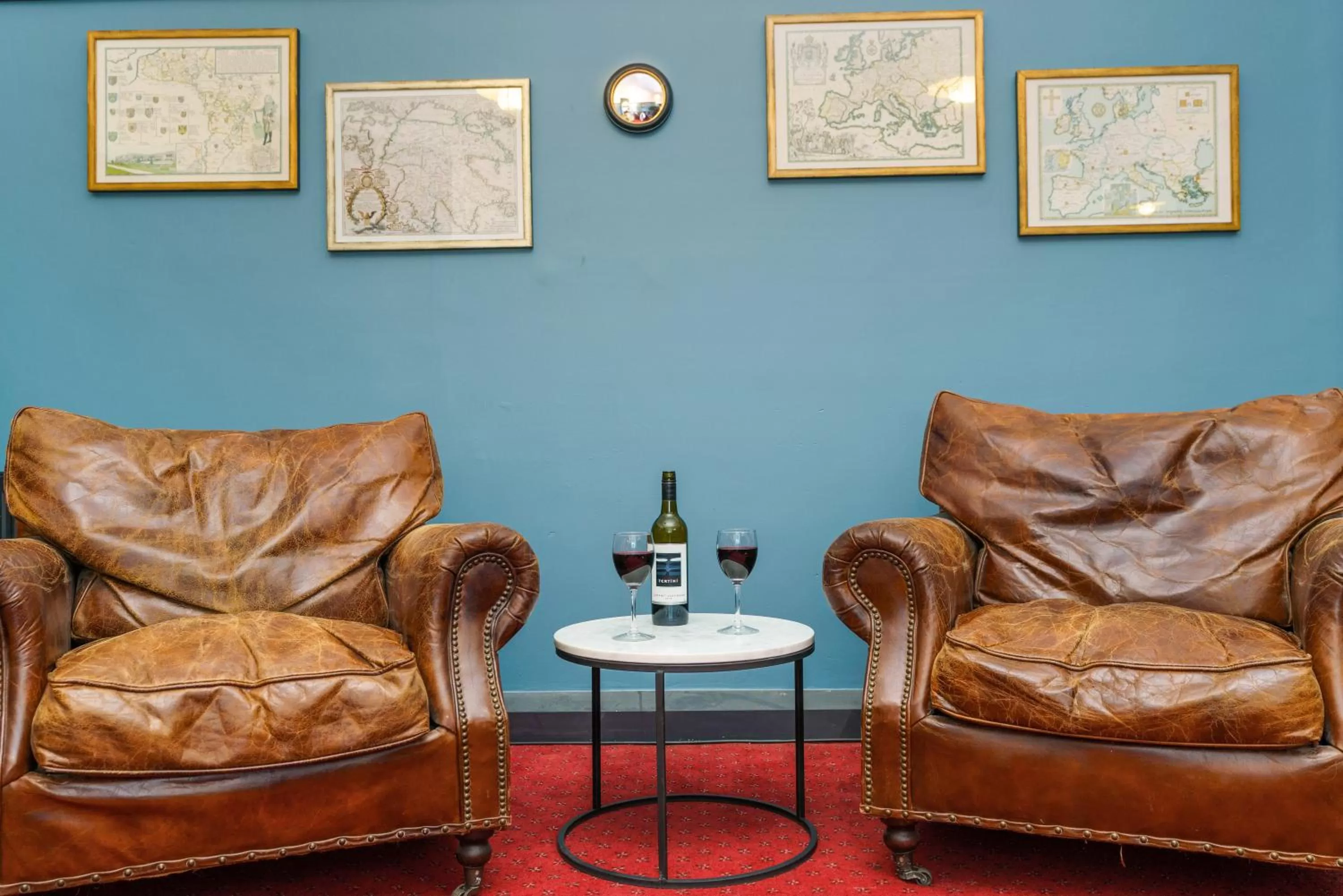 Communal lounge/ TV room in Bundanoon Hotel