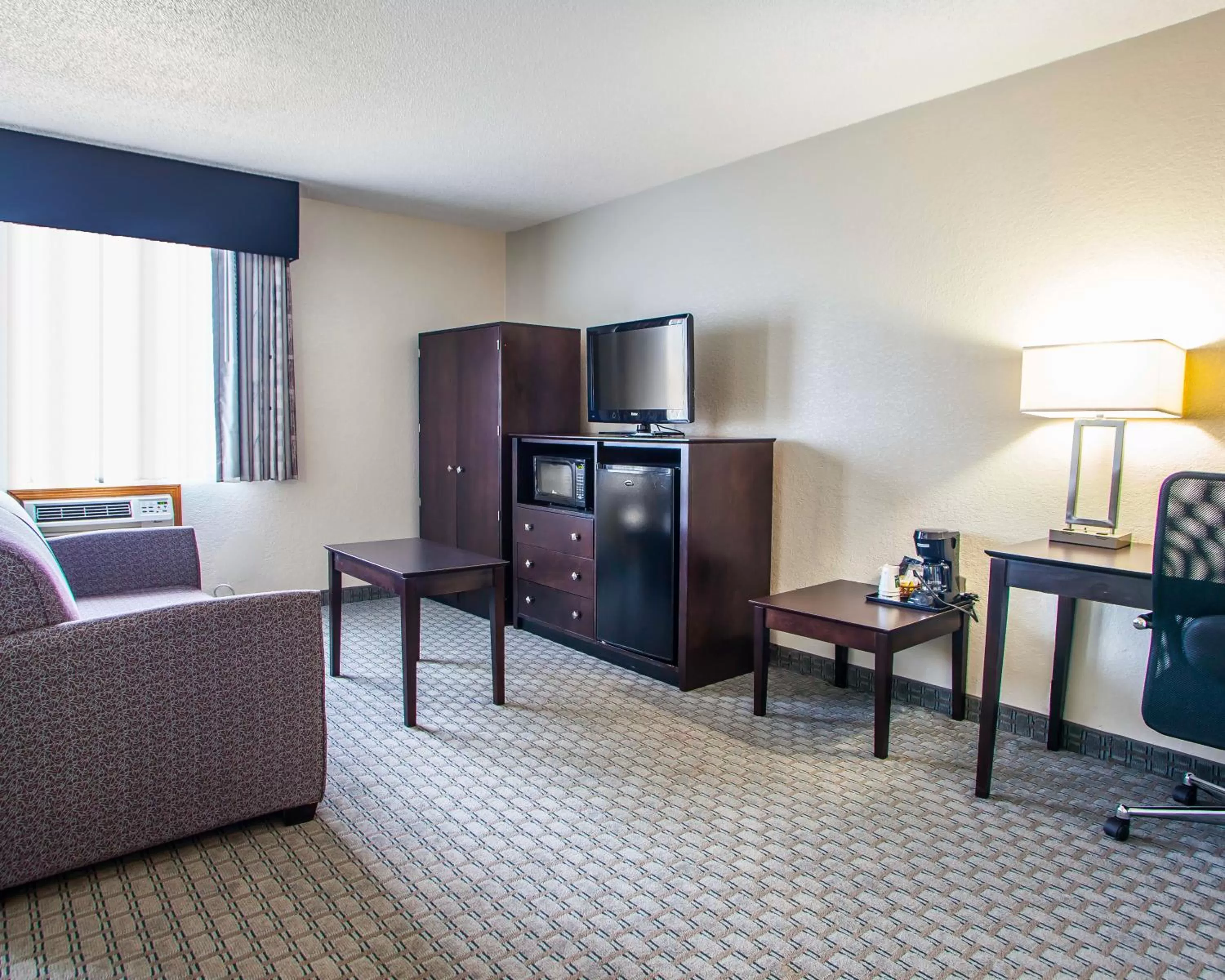 King Suite - Non-Smoking in Quality Inn & Suites Ankeny-Des Moines