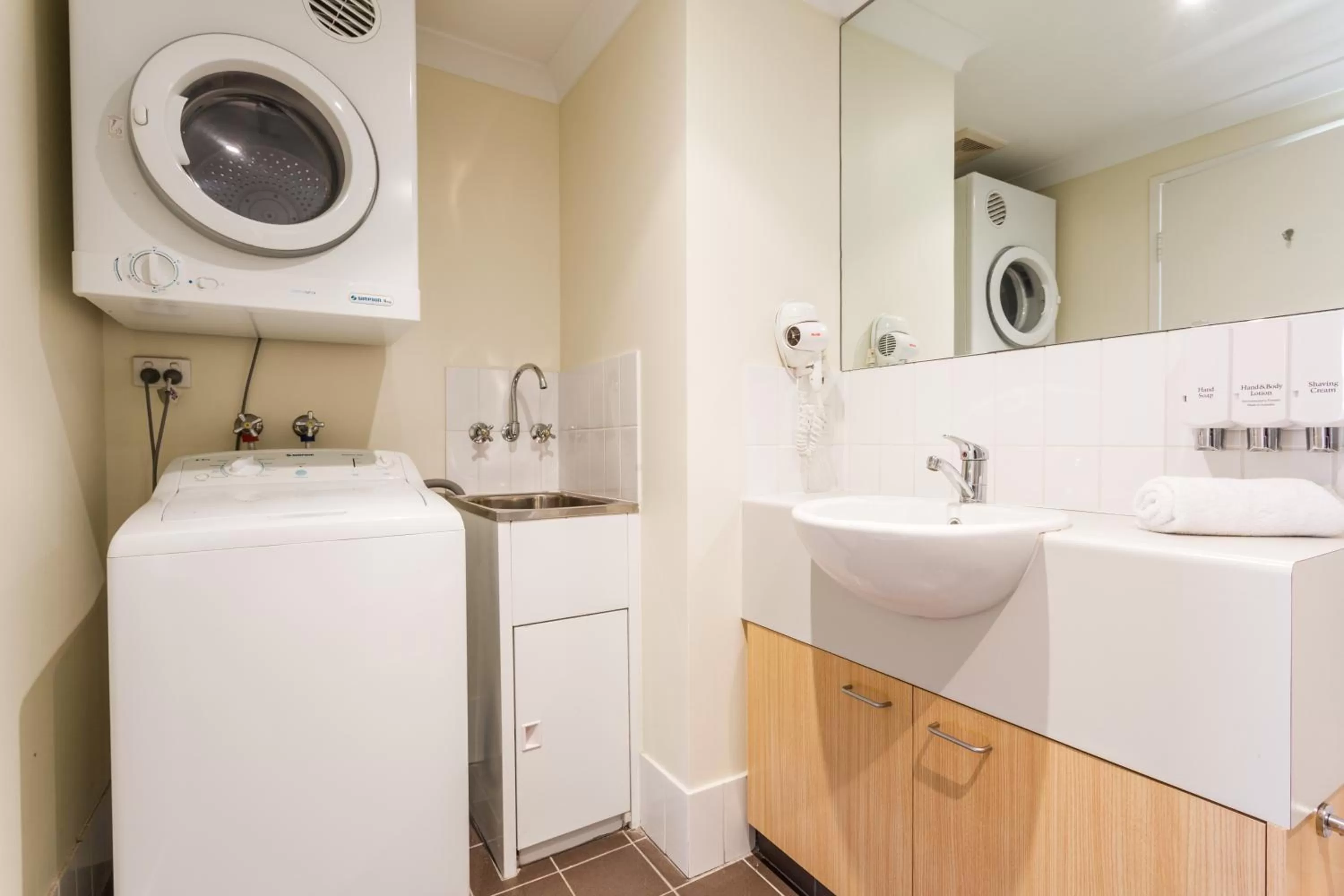 washing machine in Perth Ascot Central Apartment Hotel Official