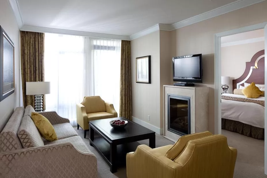 Living room, Bed in L'Hermitage Hotel