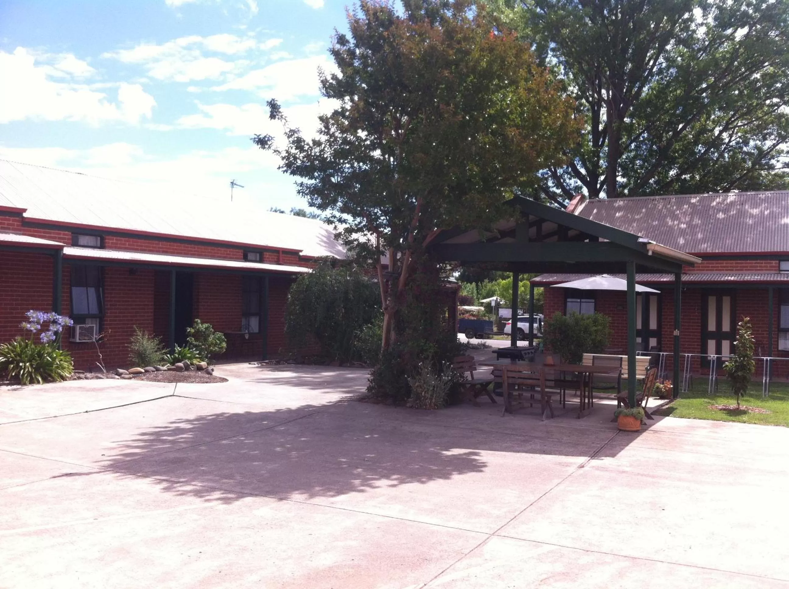 BBQ facilities, Property Building in Mansfield Travellers Lodge