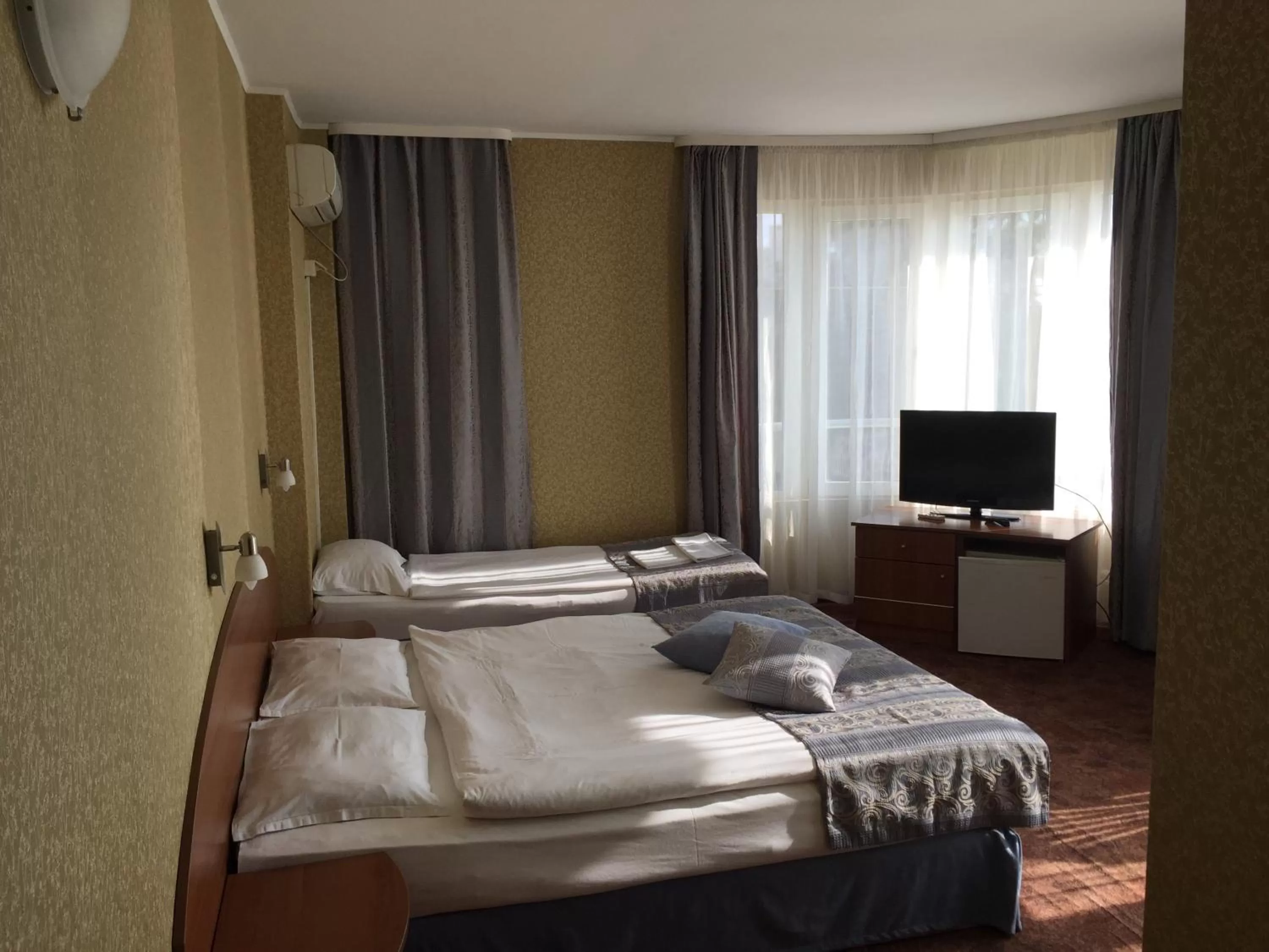 Photo of the whole room, Bed in Family Hotel Lazuren Briag