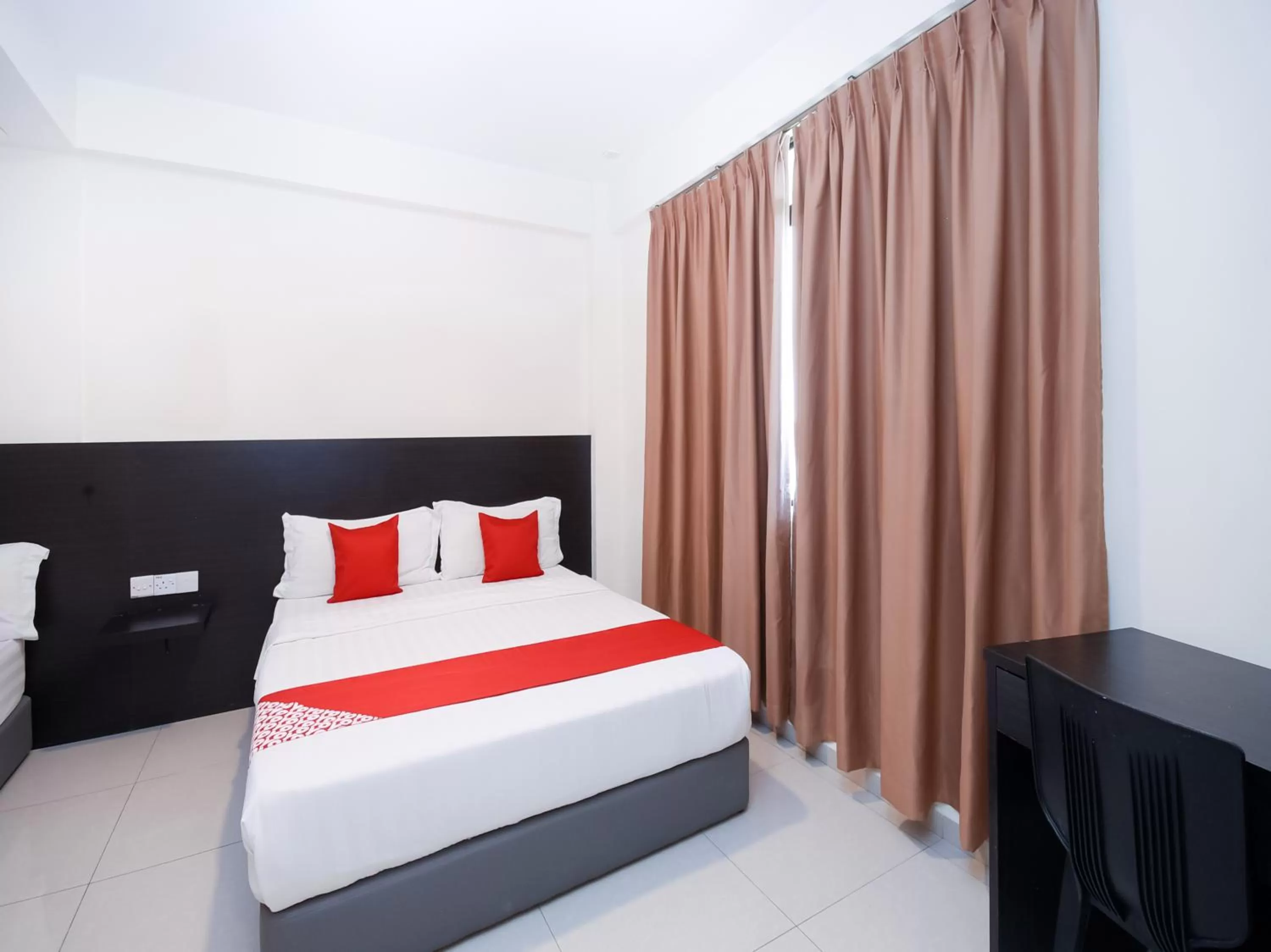 Bedroom, Bed in Kenyalang Suite