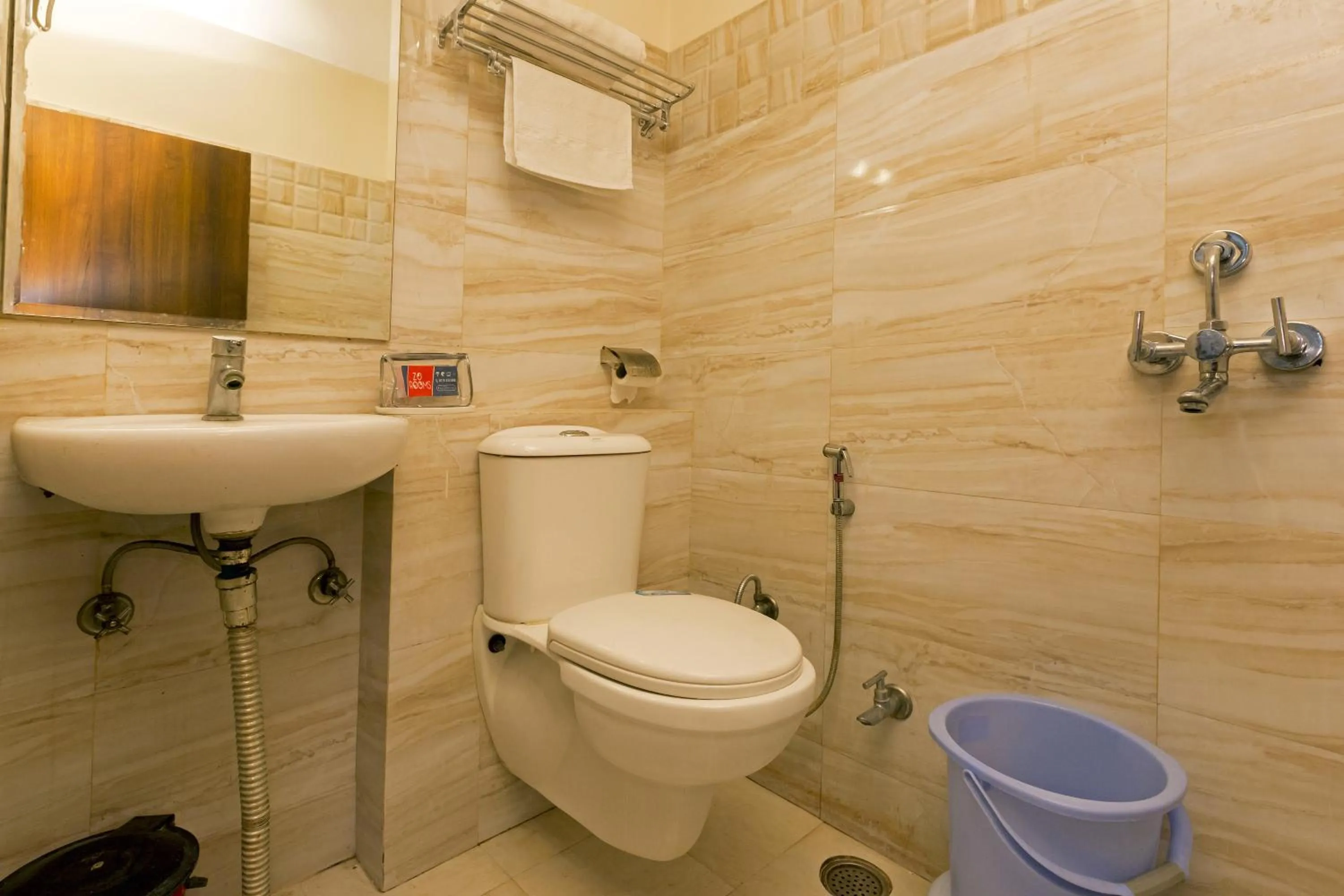 Shower in Hotel Sunday Inn