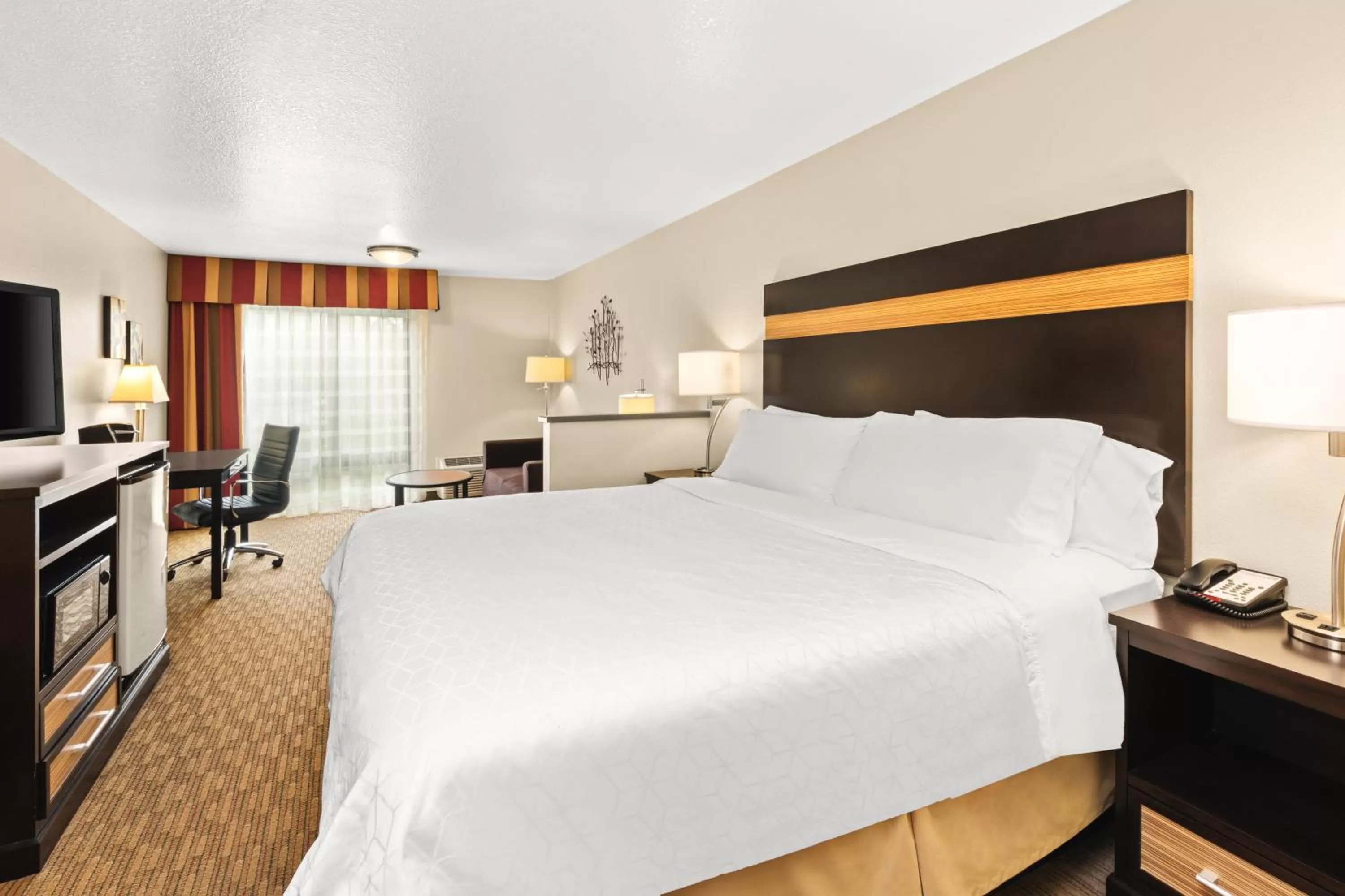 Photo of the whole room, Bed in Holiday Inn Express Portland SE - Clackamas Area by IHG