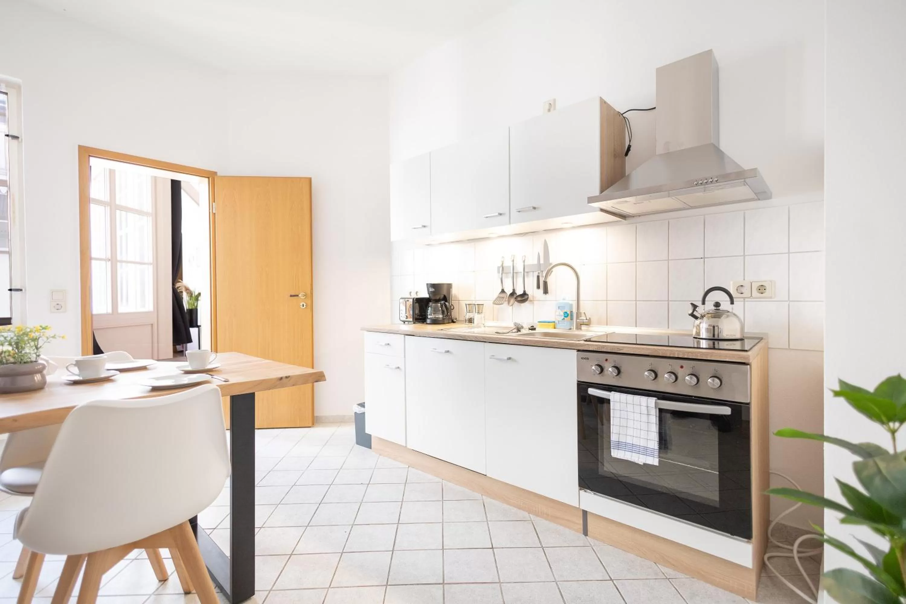 Kitchen or kitchenette, Kitchen/Kitchenette in Ko-Living Space an der Oper - Street Art Design Apartments