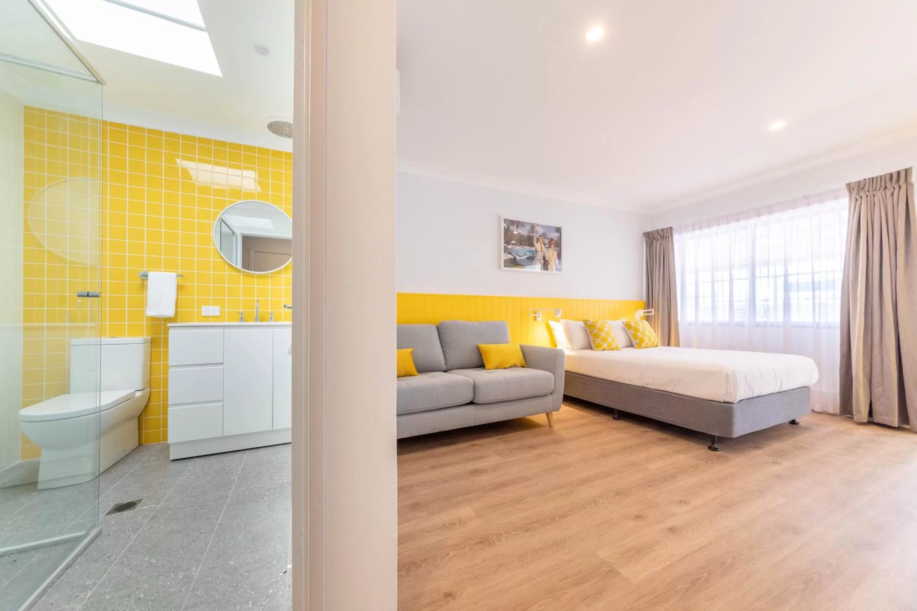 Living room, Bed in The Cubana Ballina