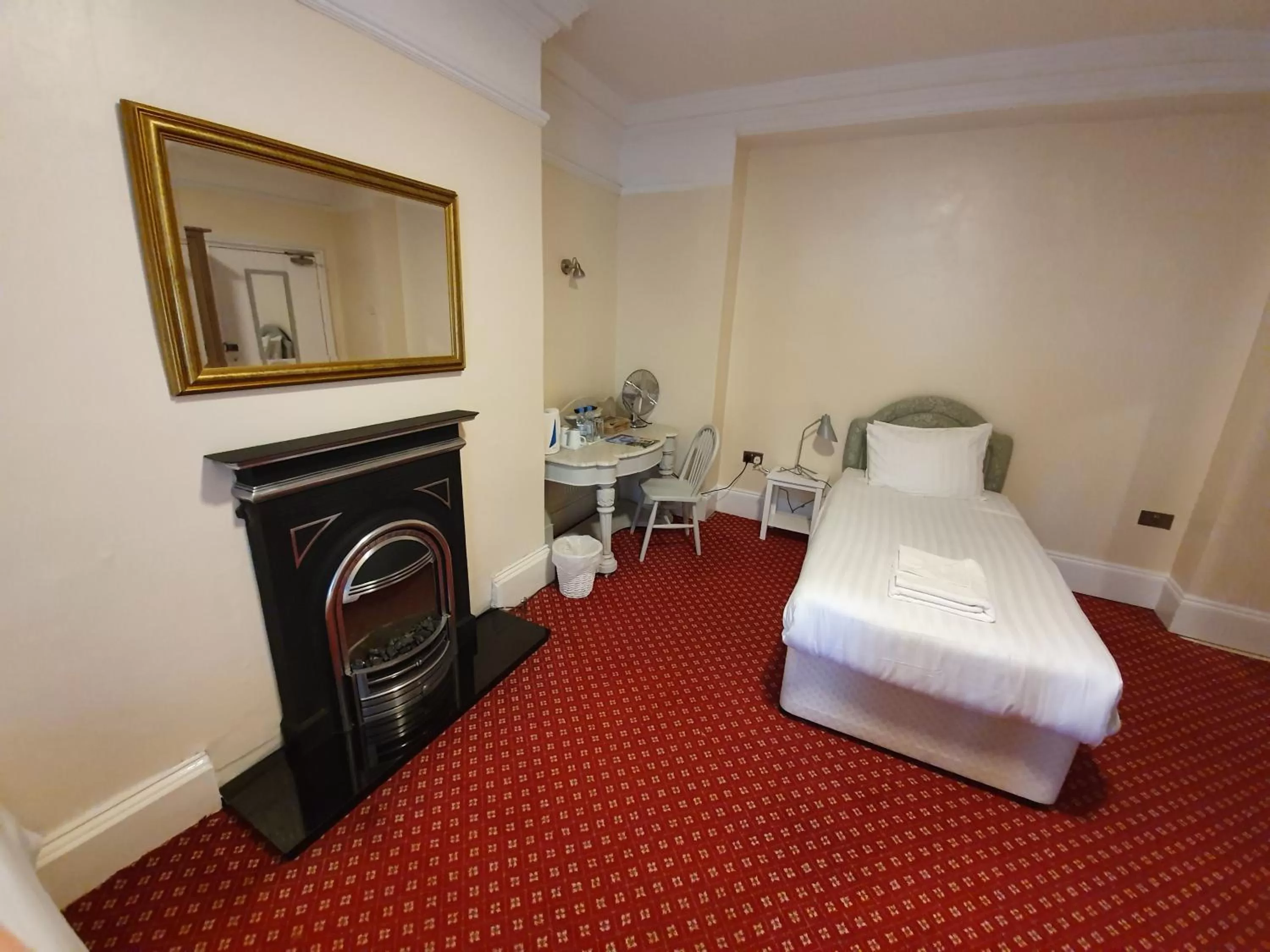 Bedroom, Bed in Alexandra Hotel