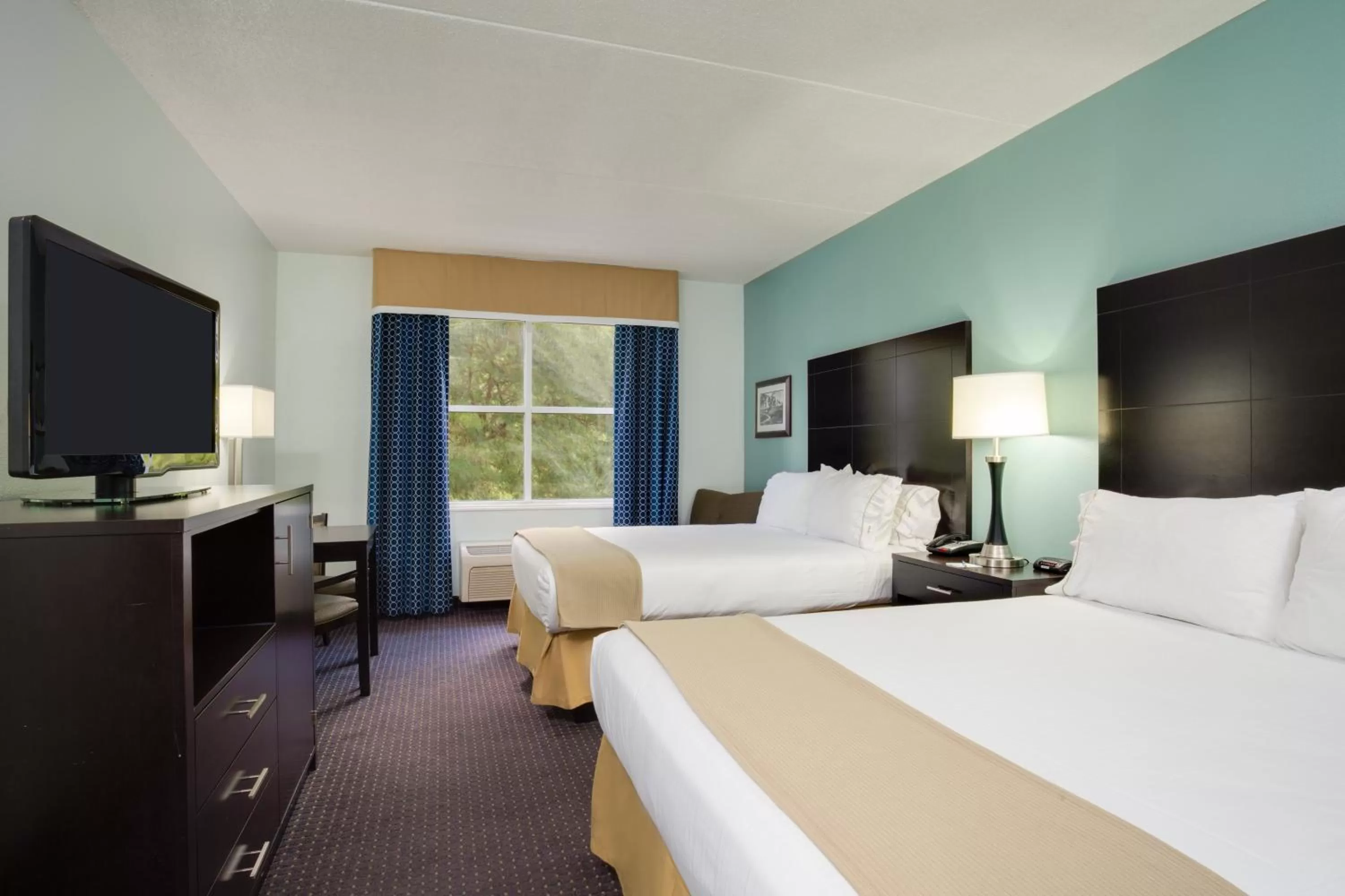 Photo of the whole room, Bed in Holiday Inn Express & Suites Plant City by IHG