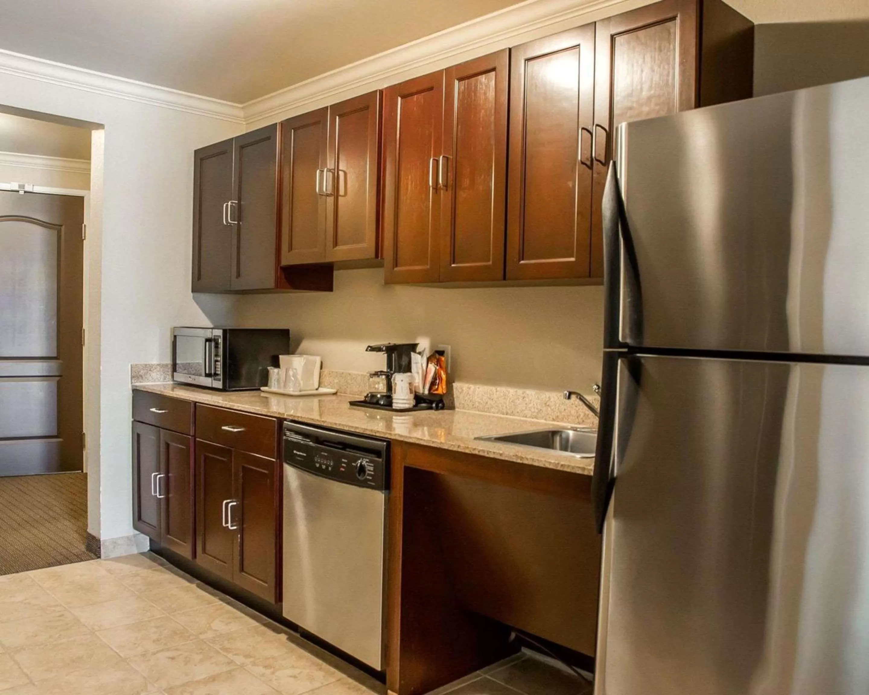 Kitchen or kitchenette in Comfort Suites Cincinnati North