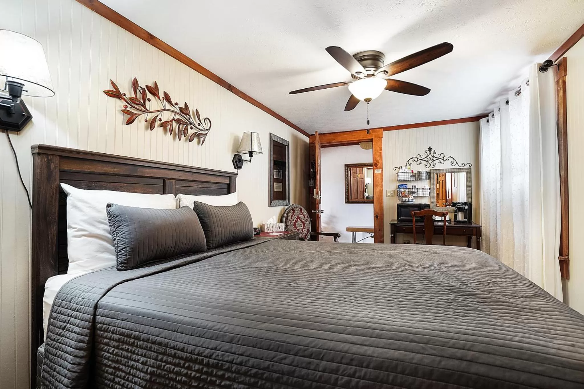 Bedroom, Bed in Hocking Hills Inn