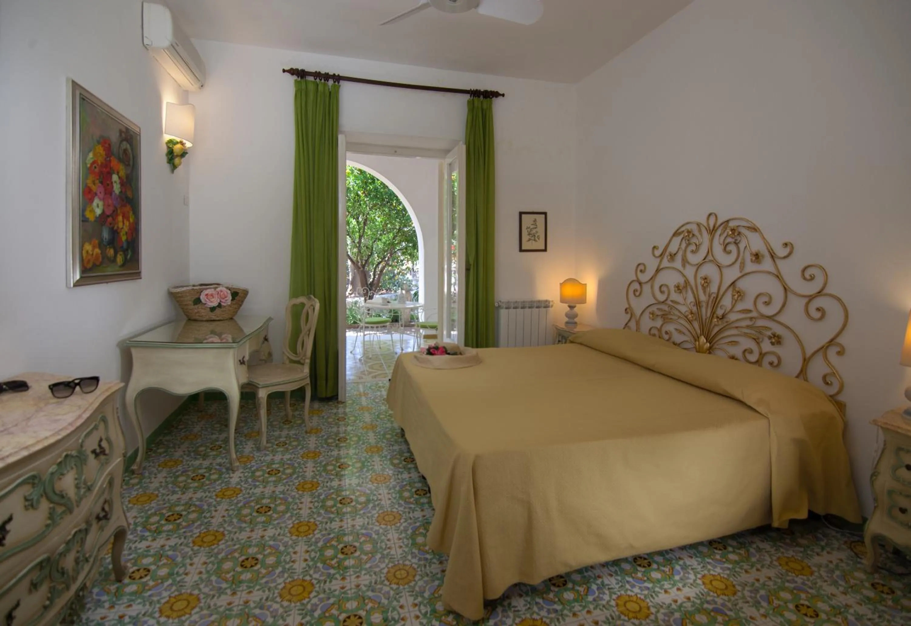 Bedroom, Bed in Semiramis Hotel De Charme & Pools