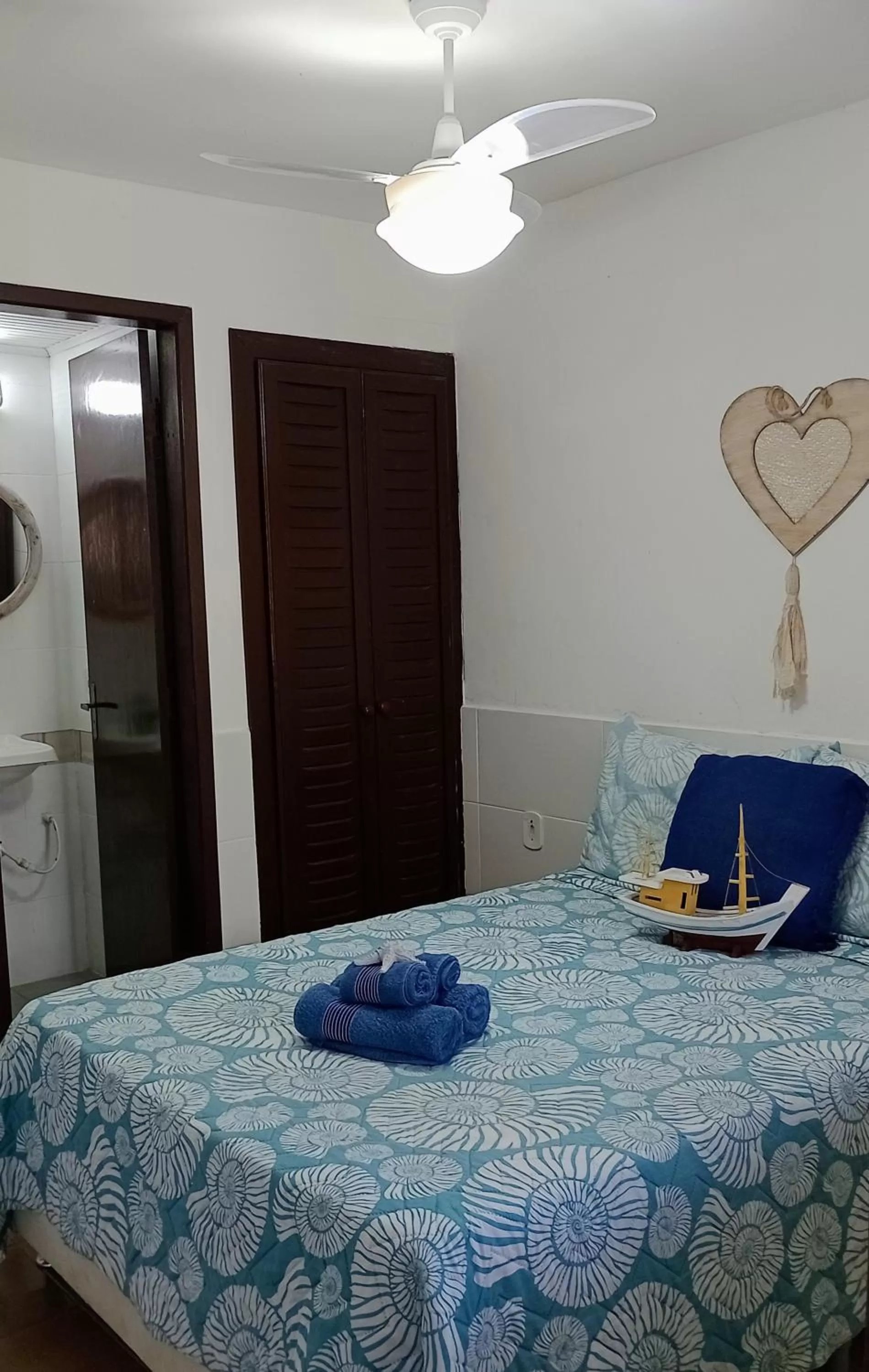 Photo of the whole room, Bed in Hibiscos Pousada