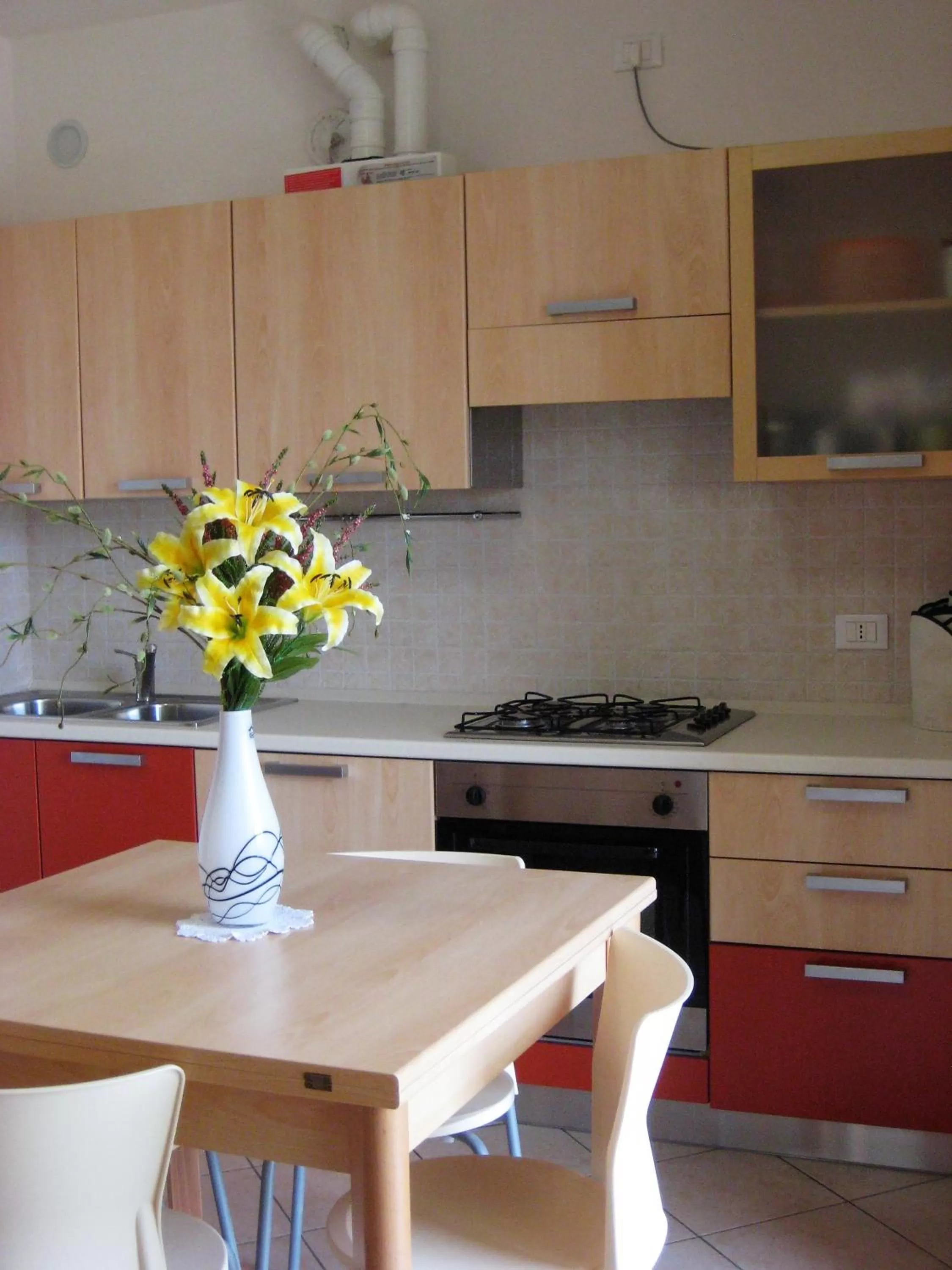 Dining area, Kitchen/Kitchenette in Villaggio dei Fiori Apart- Hotel 3 Stars - Family Resort