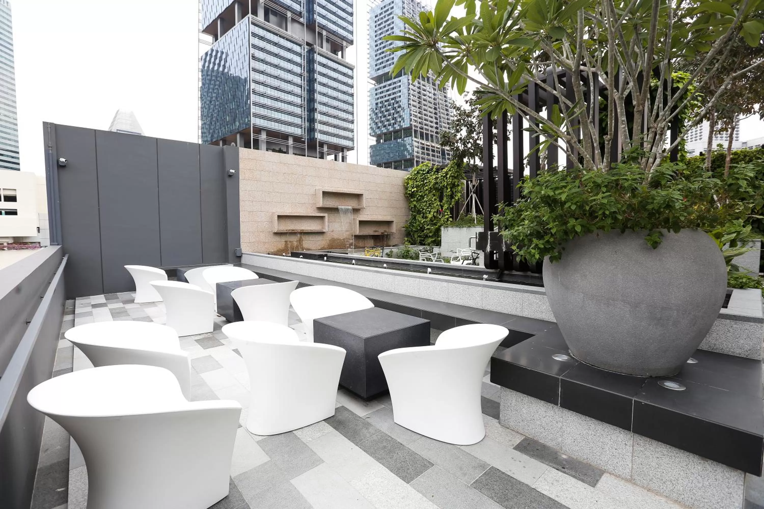 Garden in L Hotel Premier By Lion Peak