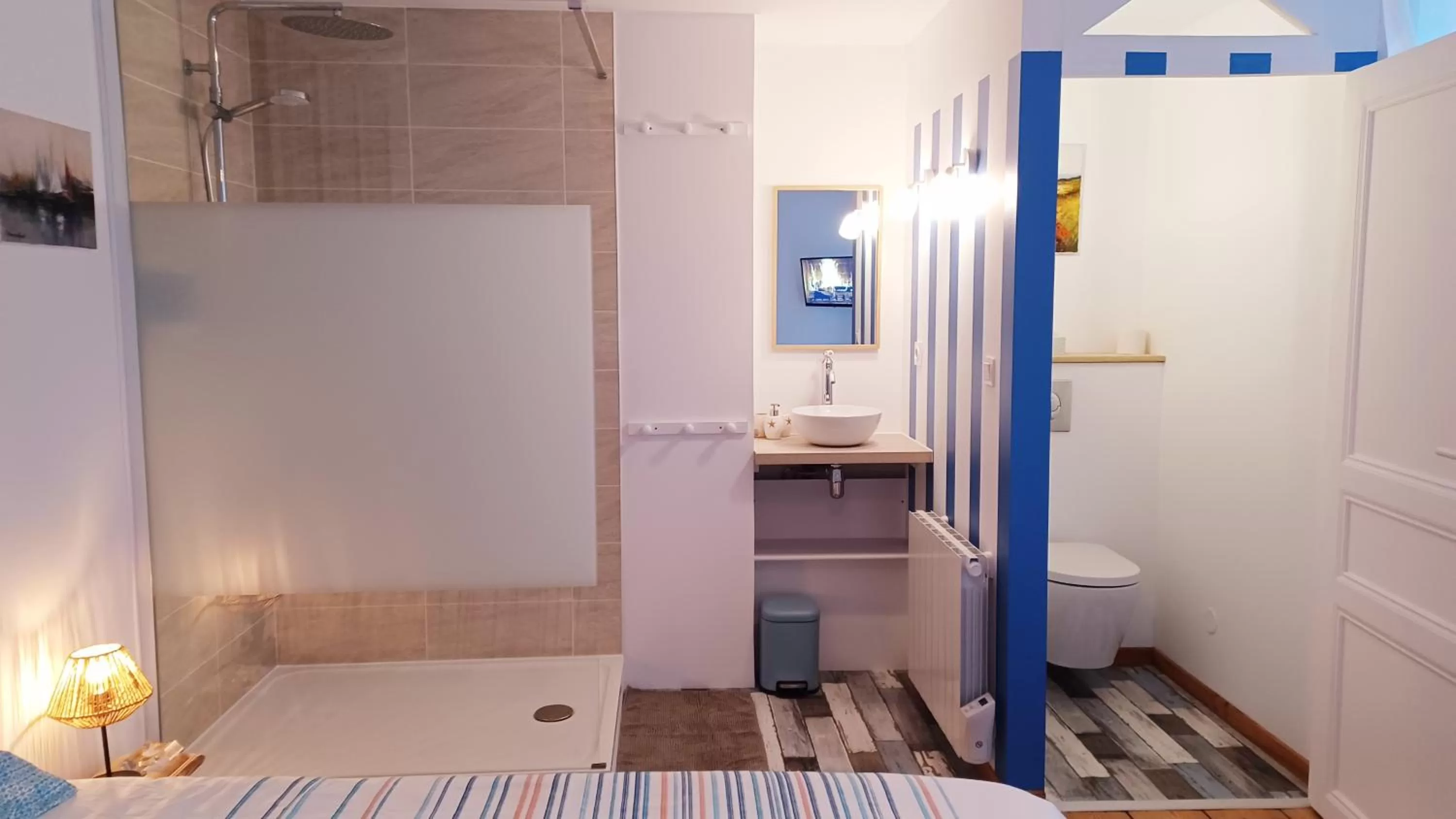 Toilet, Bathroom in La Carte Postale