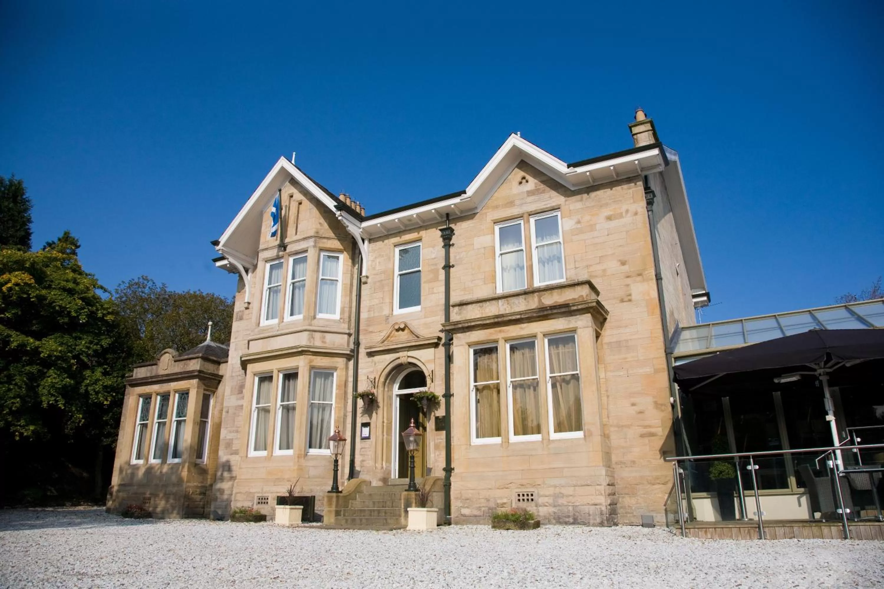 Facade/entrance in Lynnhurst Hotel