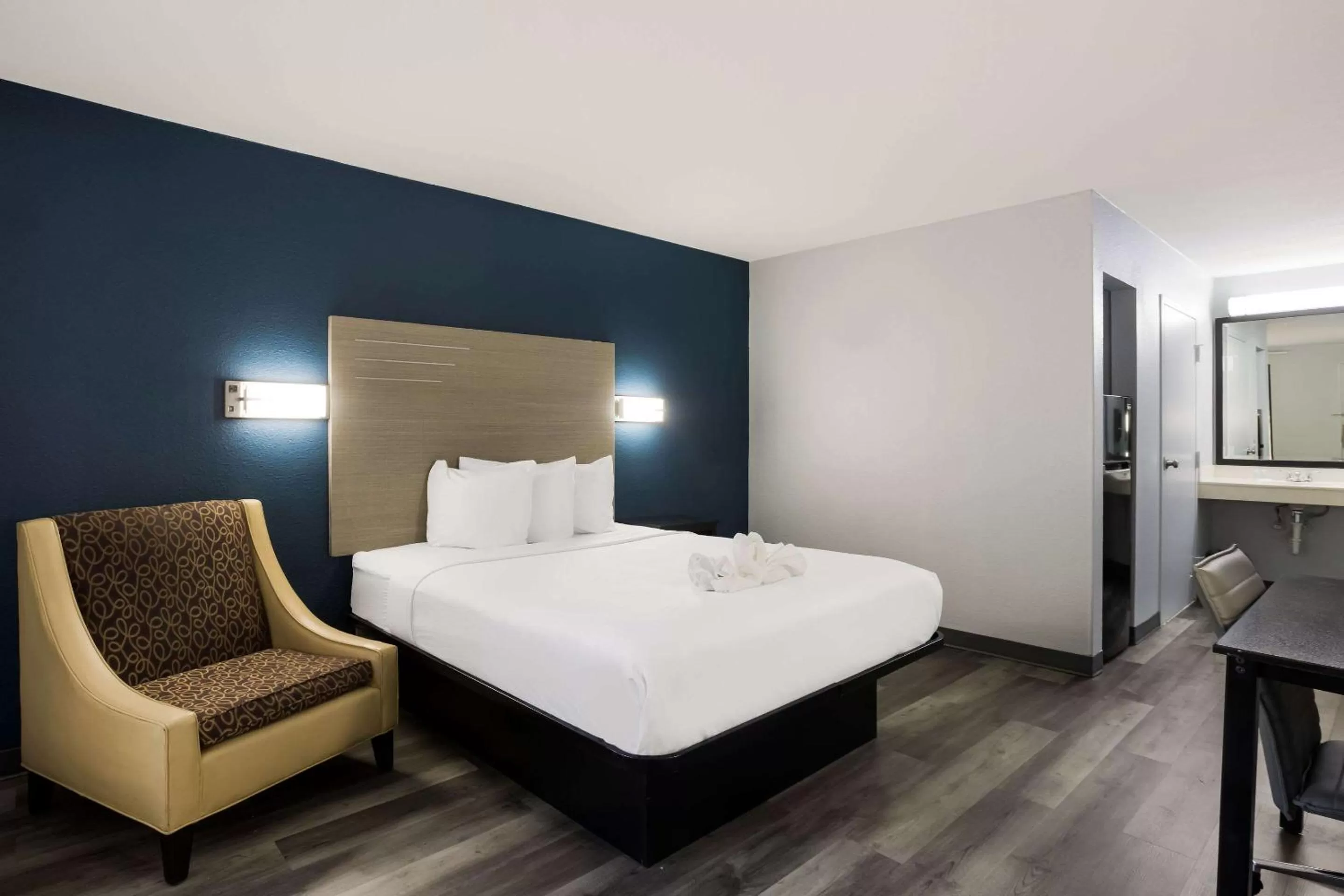 Bedroom, Bed in Suburban Studios Hinesville - Fort Stewart Area