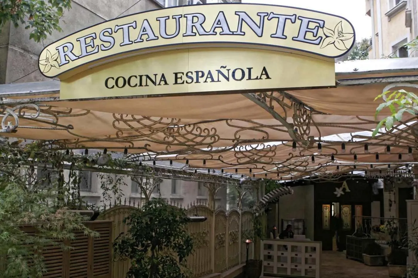 Restaurant/places to eat in Meg-Lozenetz Hotel