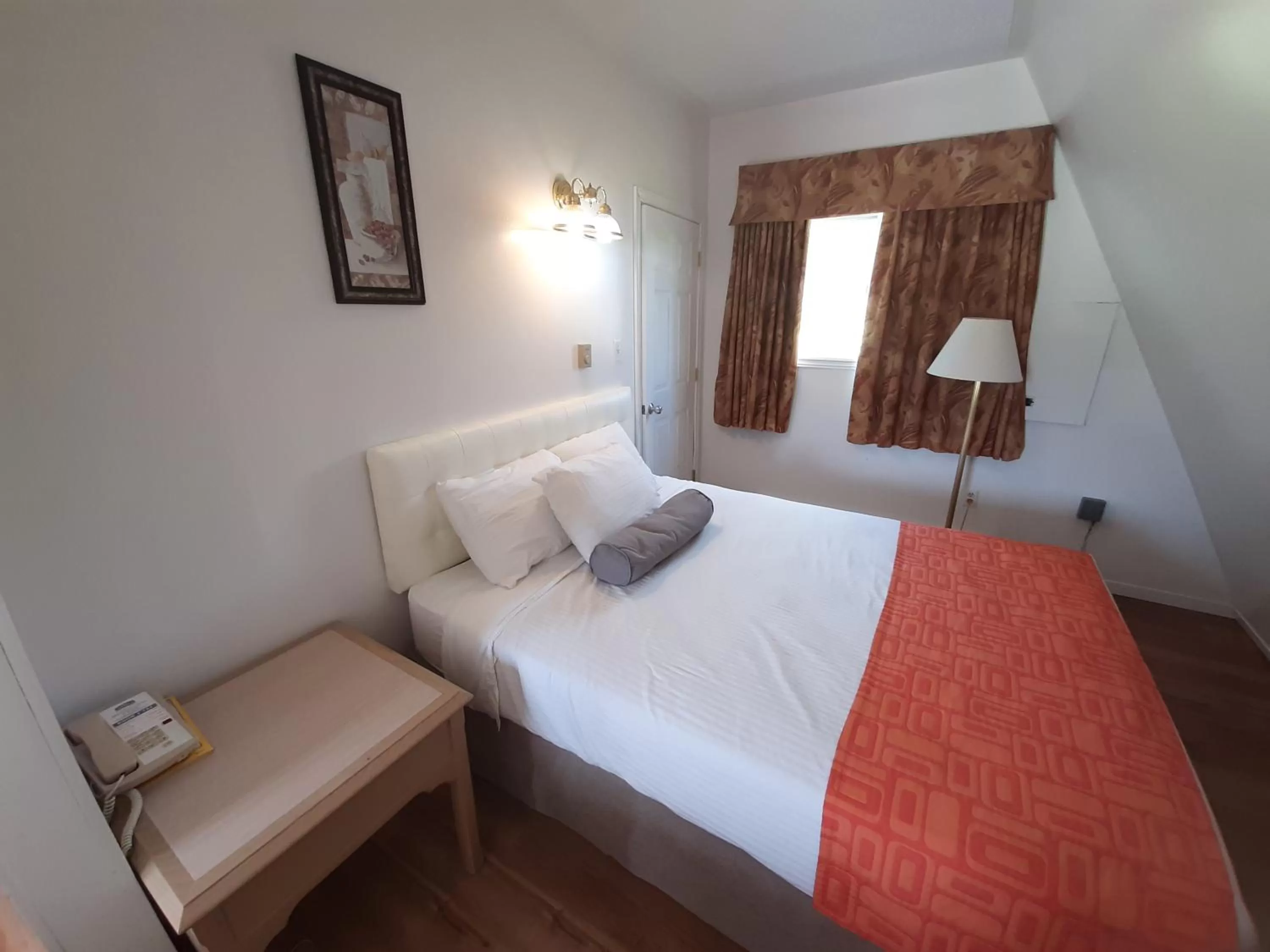 Photo of the whole room, Bed in Howard Johnson by Wyndham Woodstock NB