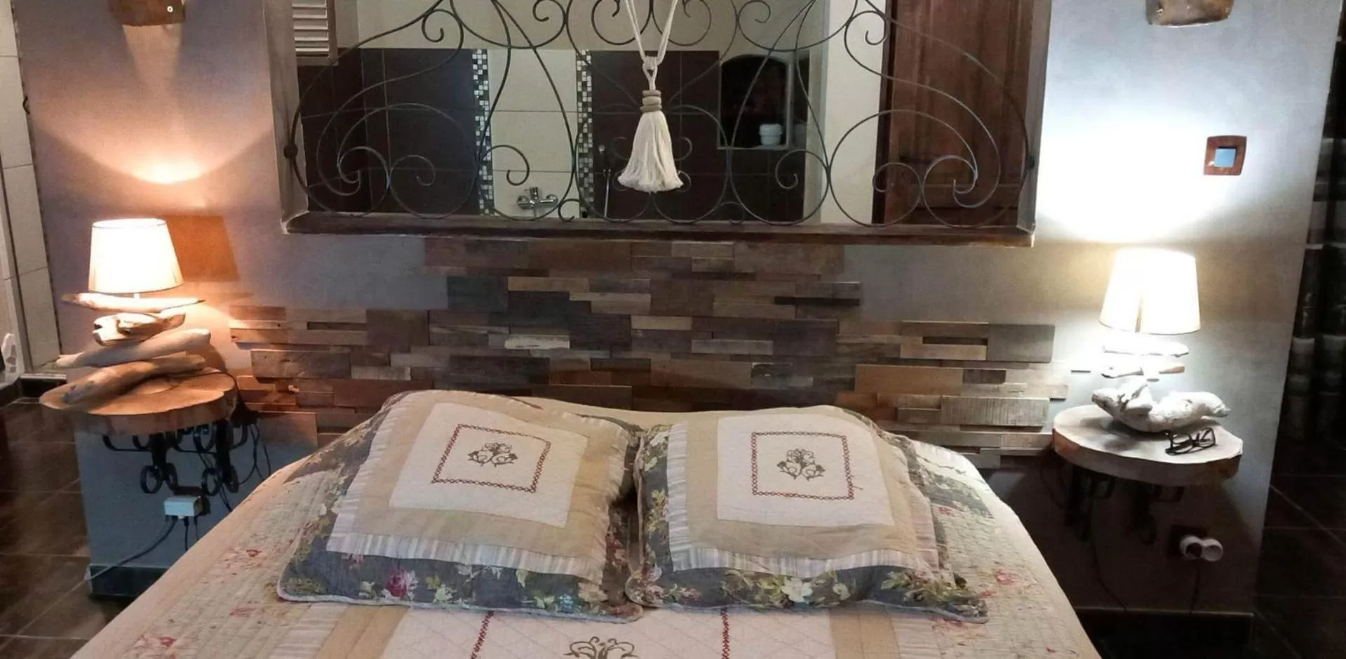 Bathroom in Secret d'une Nuit a vicq prės de valenciennes,onnaing,saint saulve avec piscine , jaccuzi