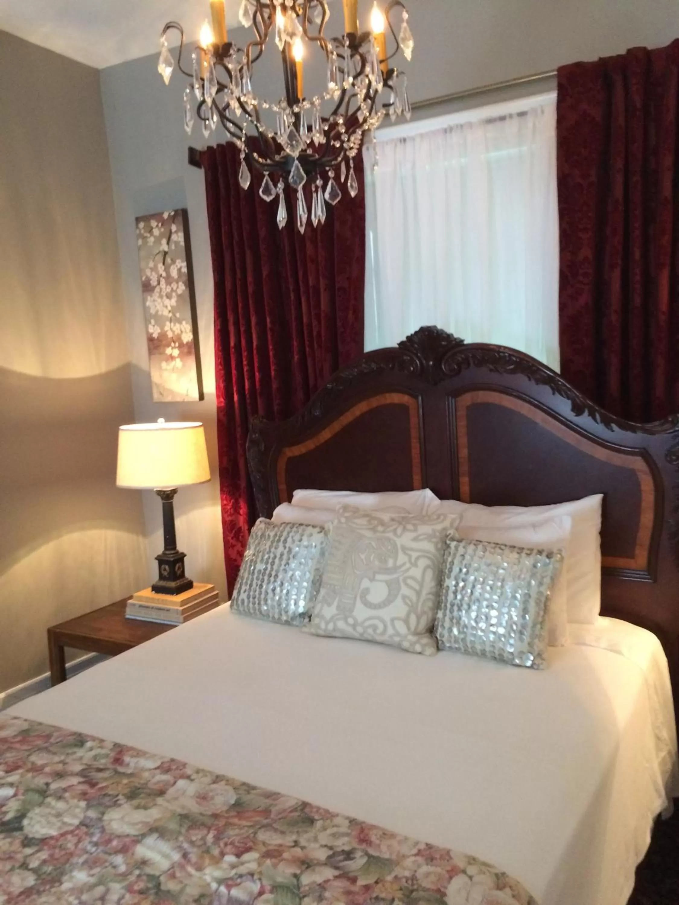 Bed in Gardner Farm Inn