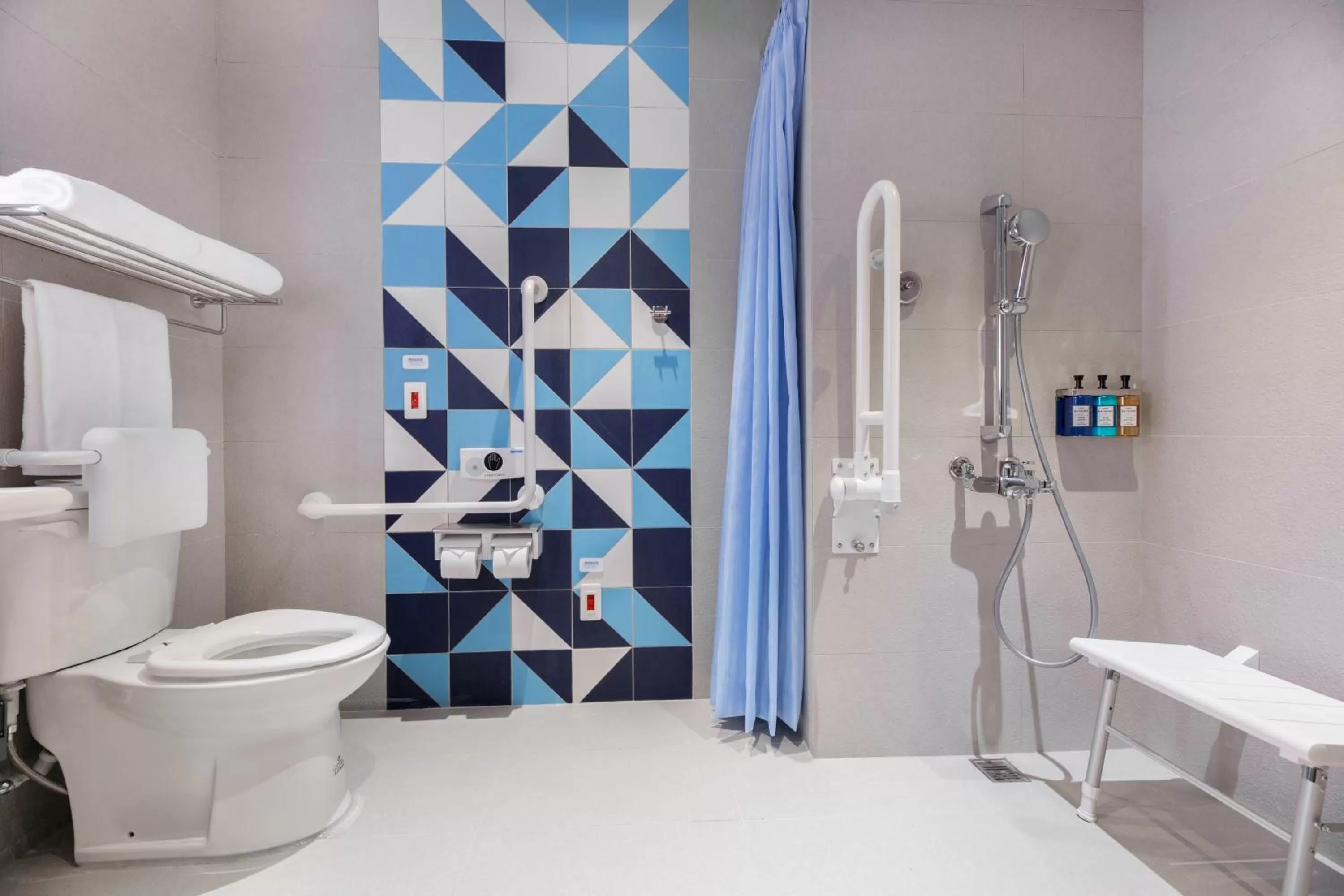 Shower in Holiday Inn Express Taichung Fengchia by IHG