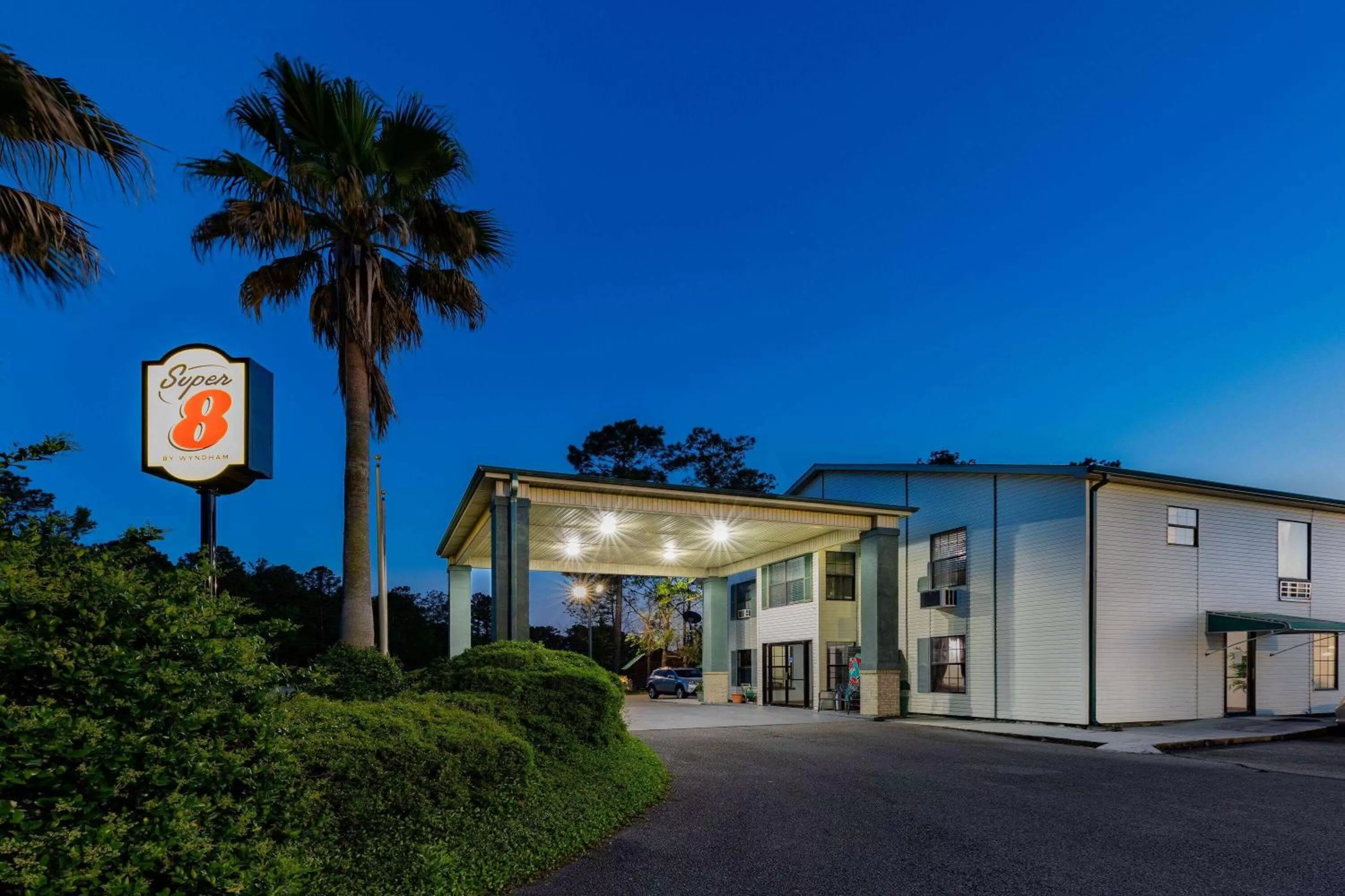 Property building in Super 8 by Wyndham Kinder/Coushatta near Casino