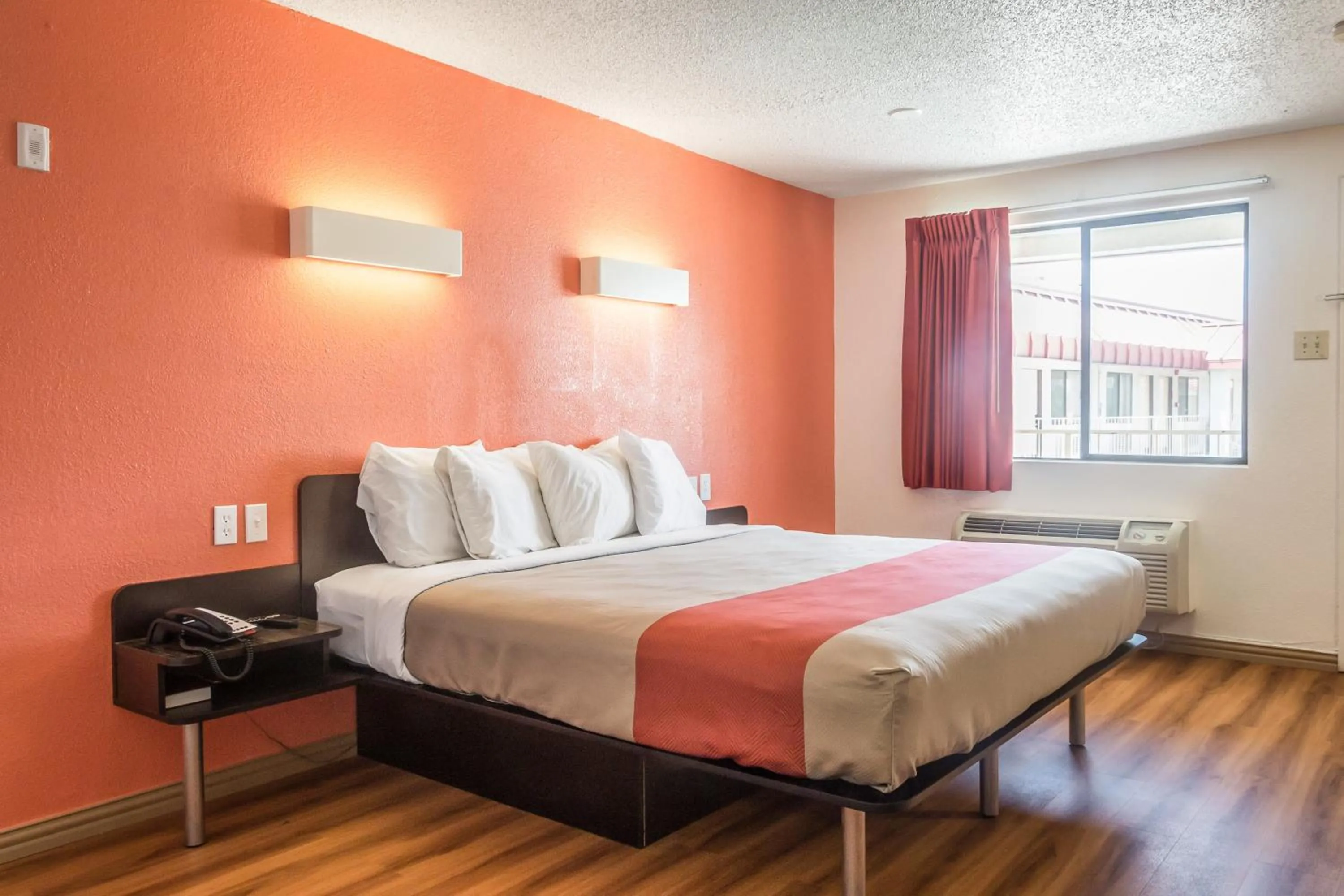 Queen Room - Disability Access - Non-Smoking in Motel 6-Mesquite, TX - Rodeo - Convention Ctr