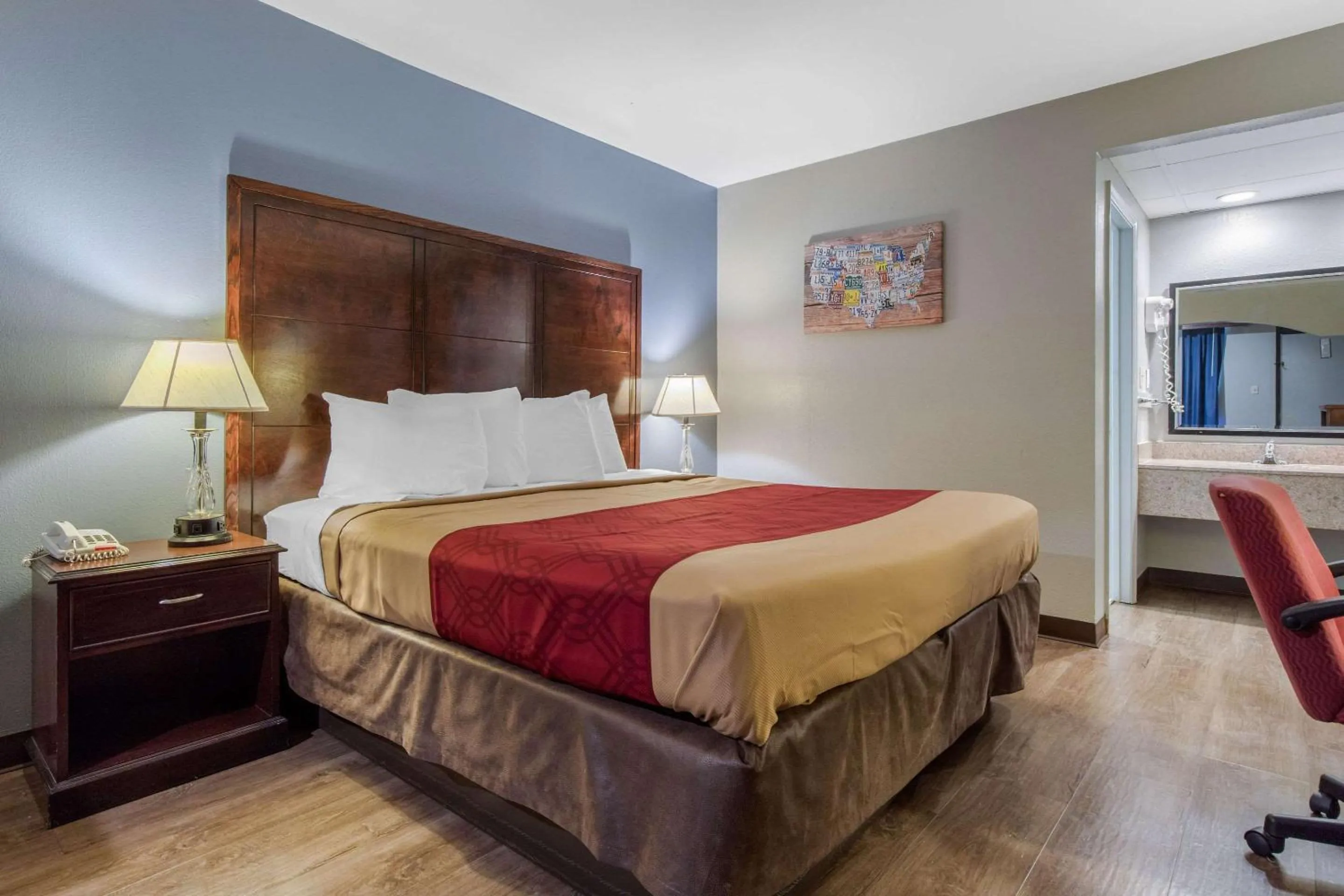 Photo of the whole room, Bed in Econo Lodge Aiken Central