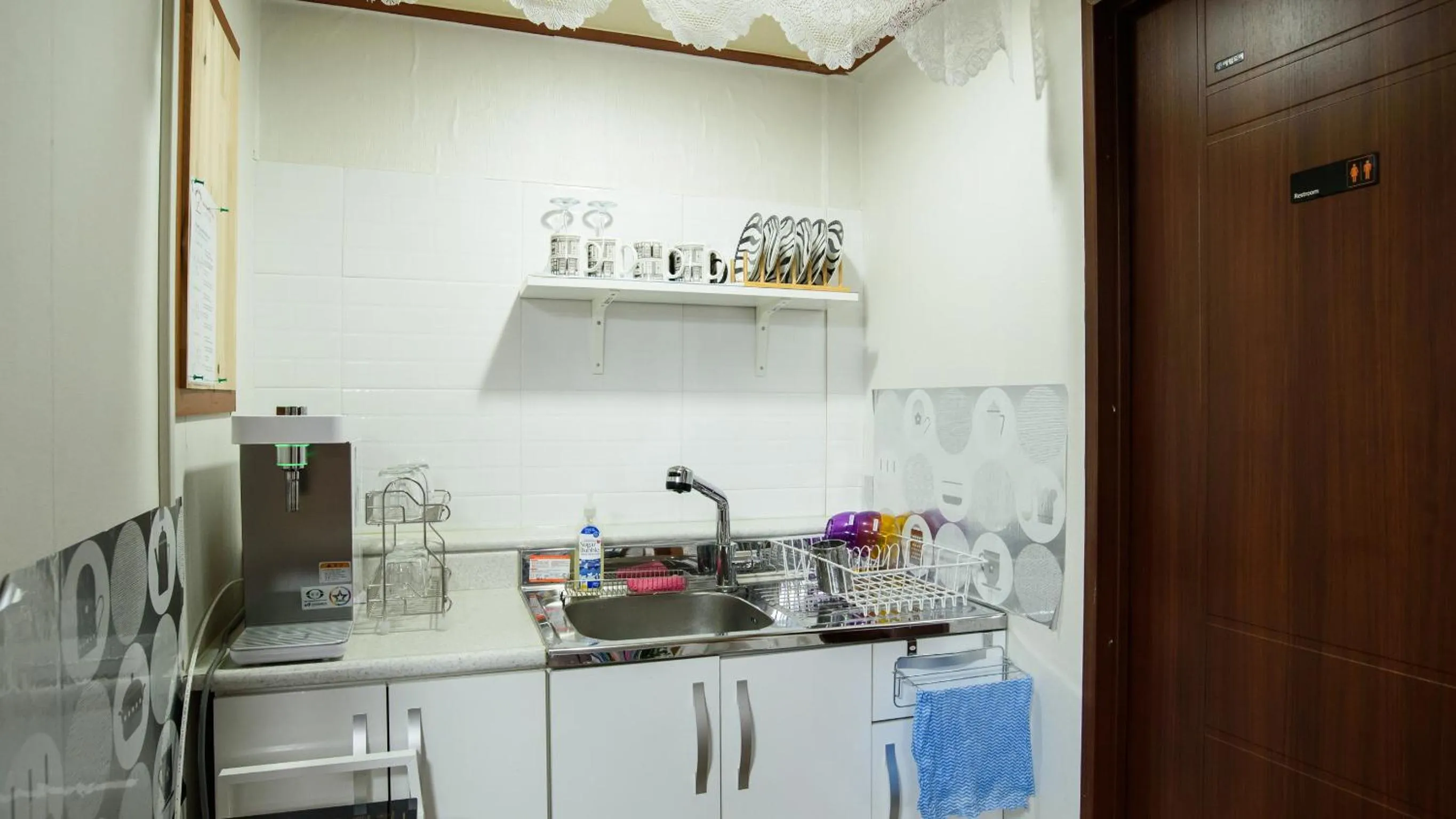 Communal kitchen in Jeong House