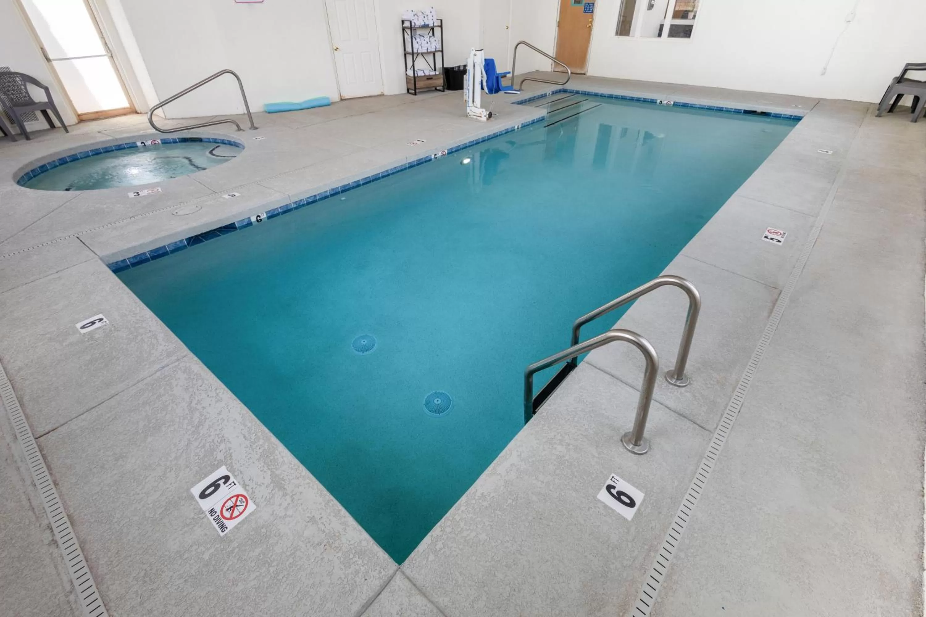 Swimming pool in Quality Inn Winslow I-40