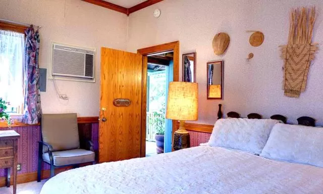 Bedroom, Bed in Mariposa Hotel Inn