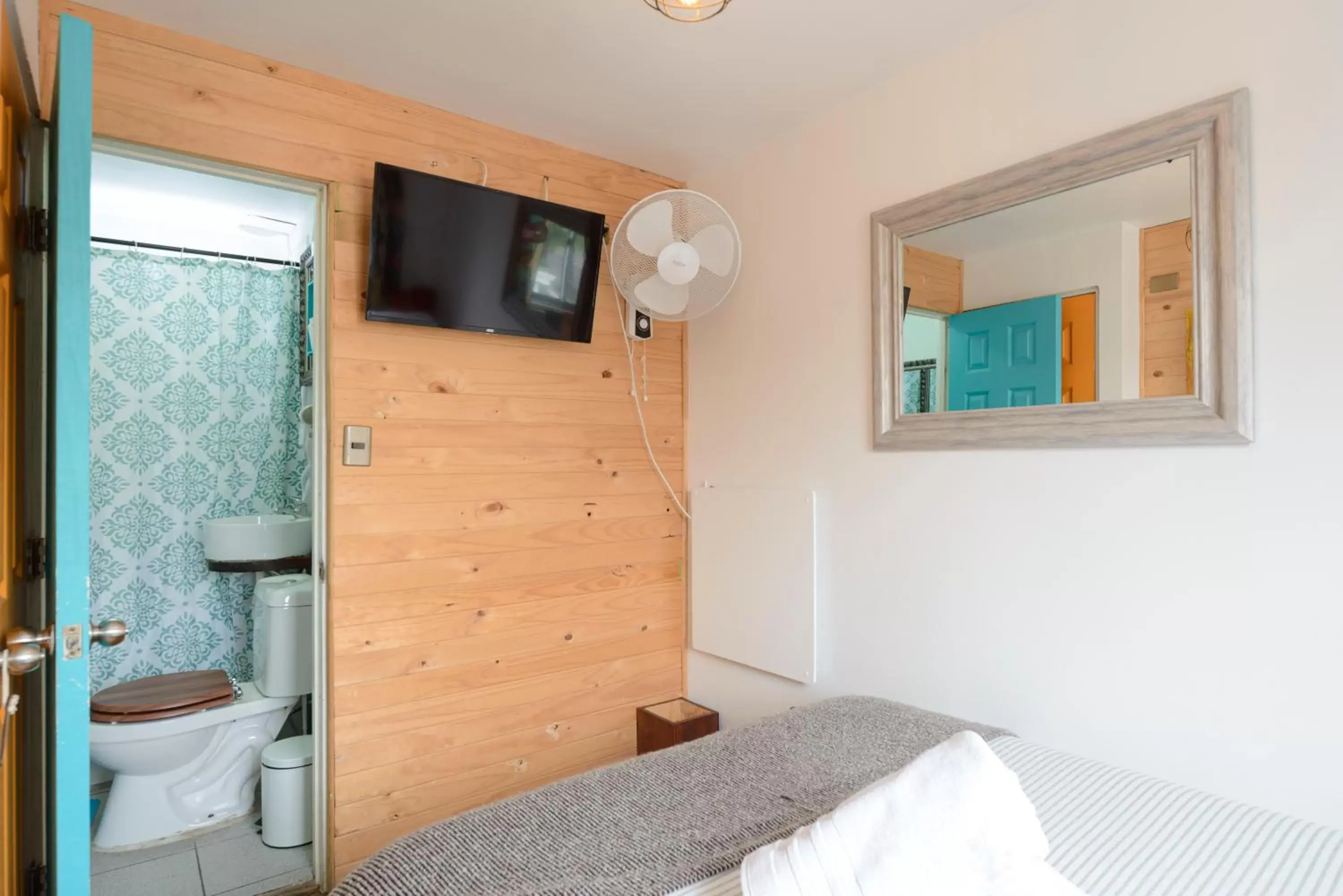 Double Room with Private Bathroom in Verde Madera Hostel B&B Double Room with Private Bathroom in Verde Madera Hostel B&B