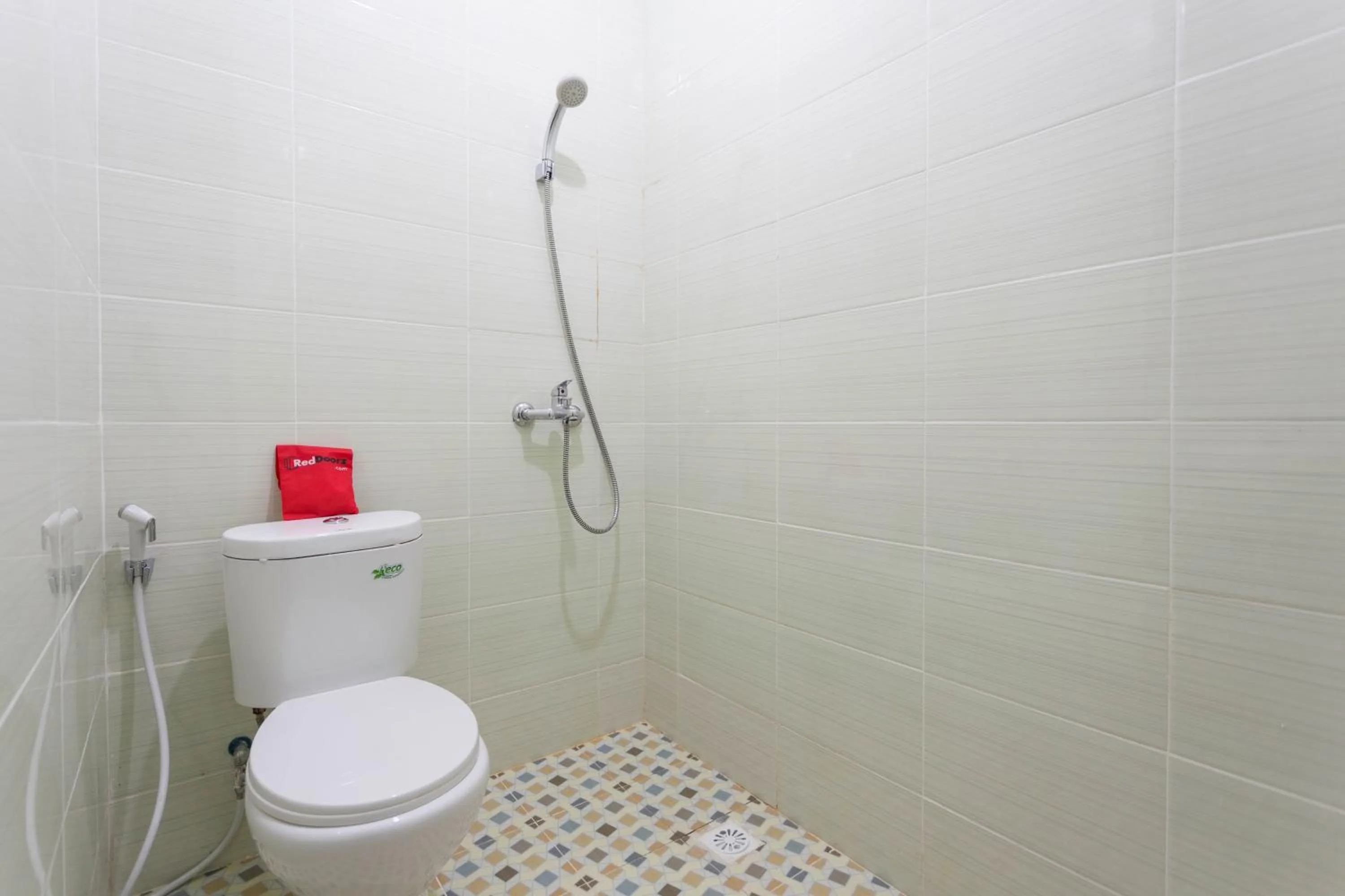 Shower in RedDoorz Plus @ Boulevard Residence BSD