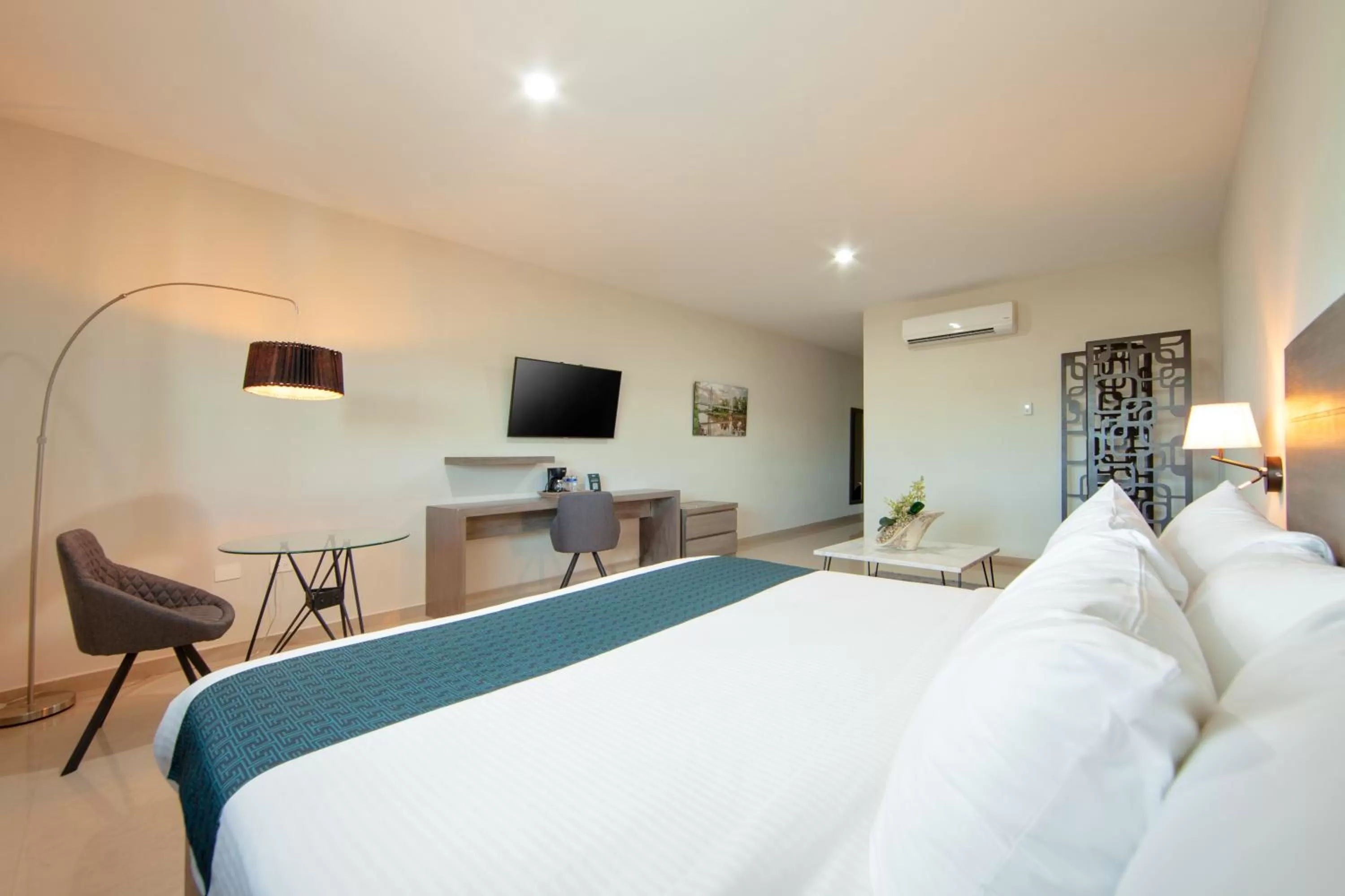 Photo of the whole room, Bed in InHouse Hotel Culiacán