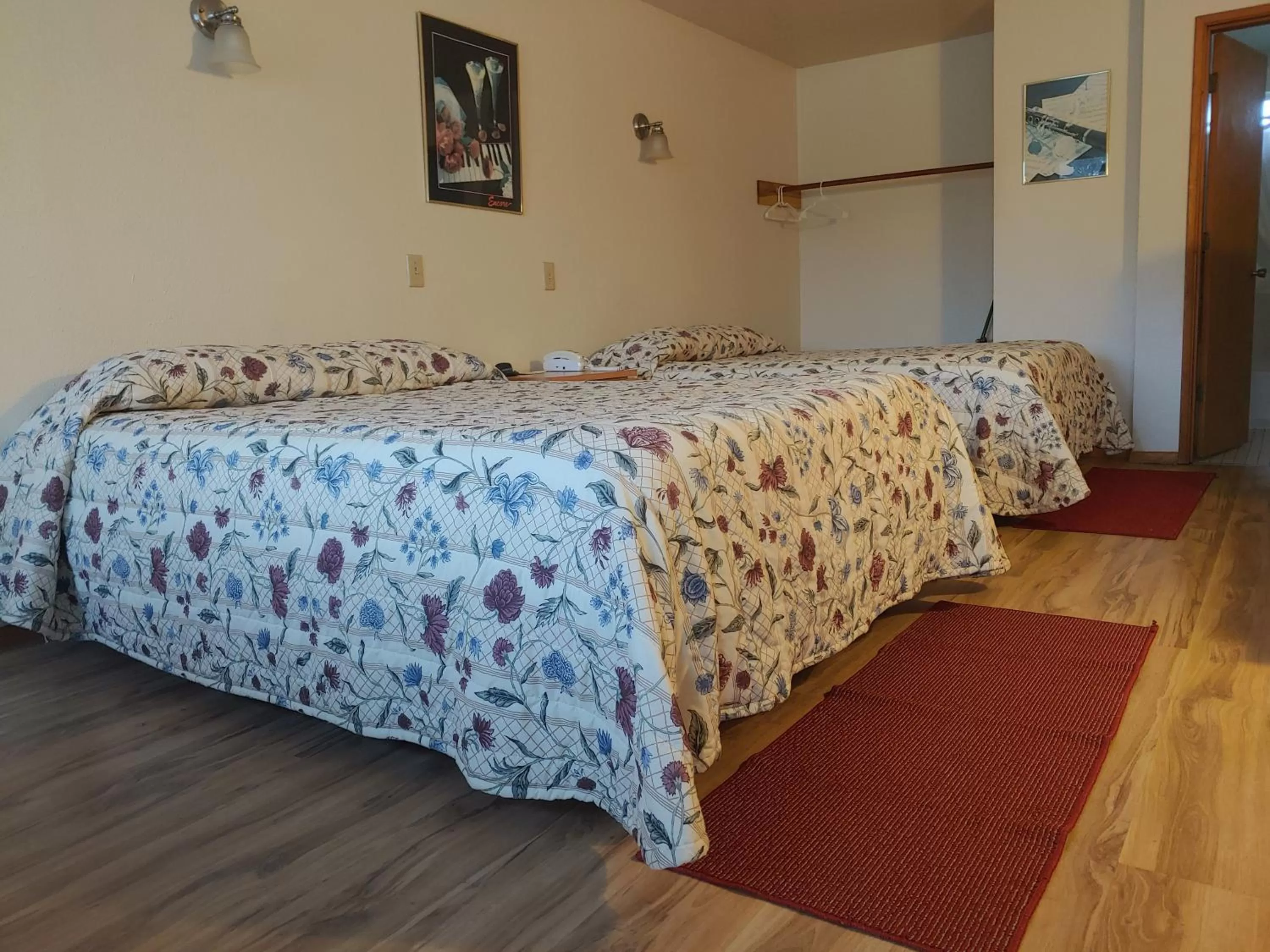 Bed in The Dublin House Motel